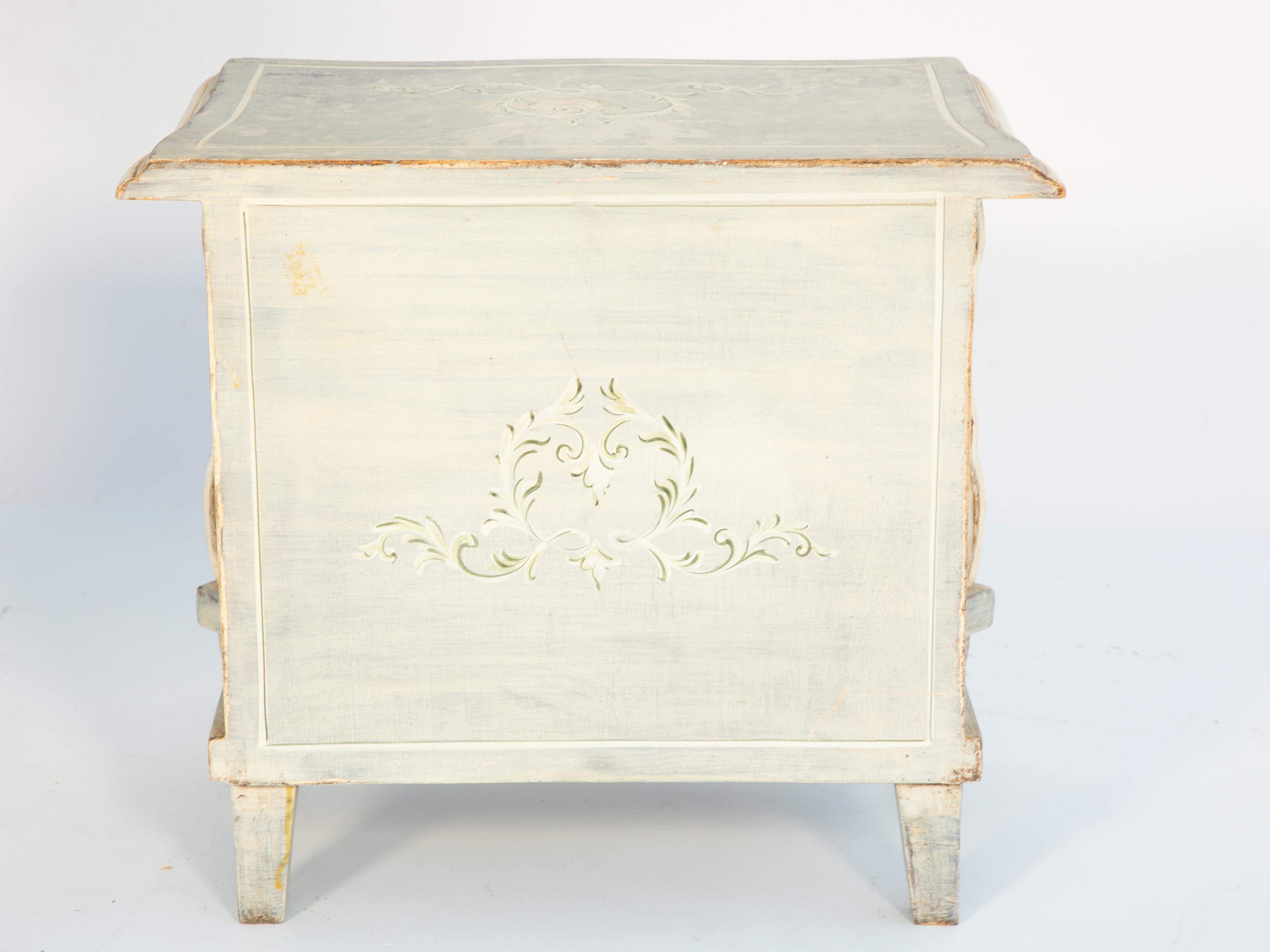 Petite Venetian Handpainted Commode with Triple Drawers In Good Condition For Sale In West Palm Beach, FL