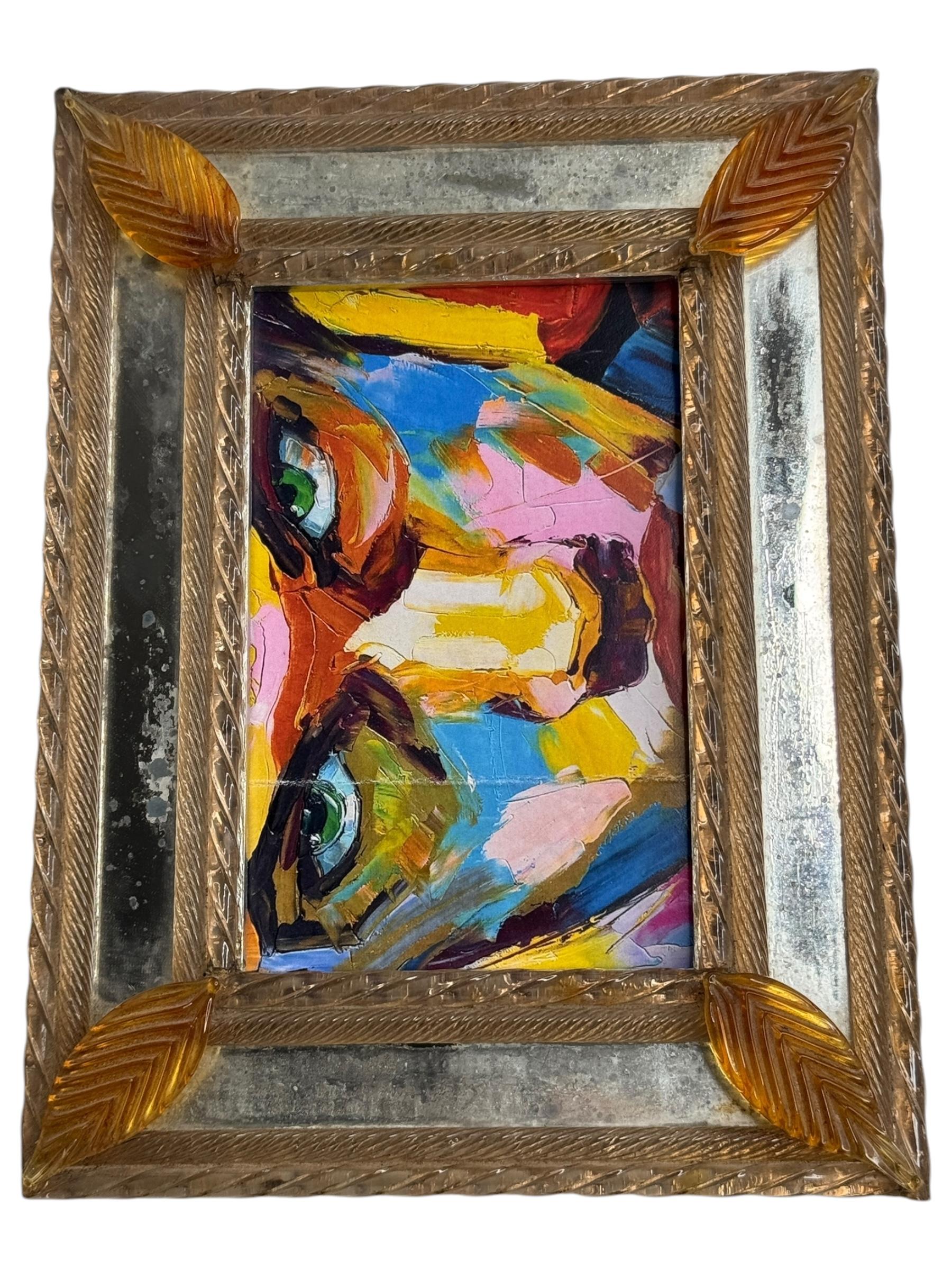 Ein wunderschöner Bilderrahmen aus Murano-Glas oder ein Kosmetikspiegel, umgeben von handgefertigten Stäben aus bernsteinfarbenem Wirbelglas und passenden farbigen Blättern. Mit leichten Gebrauchsspuren, wie sie bei Alter und Gebrauch zu erwarten