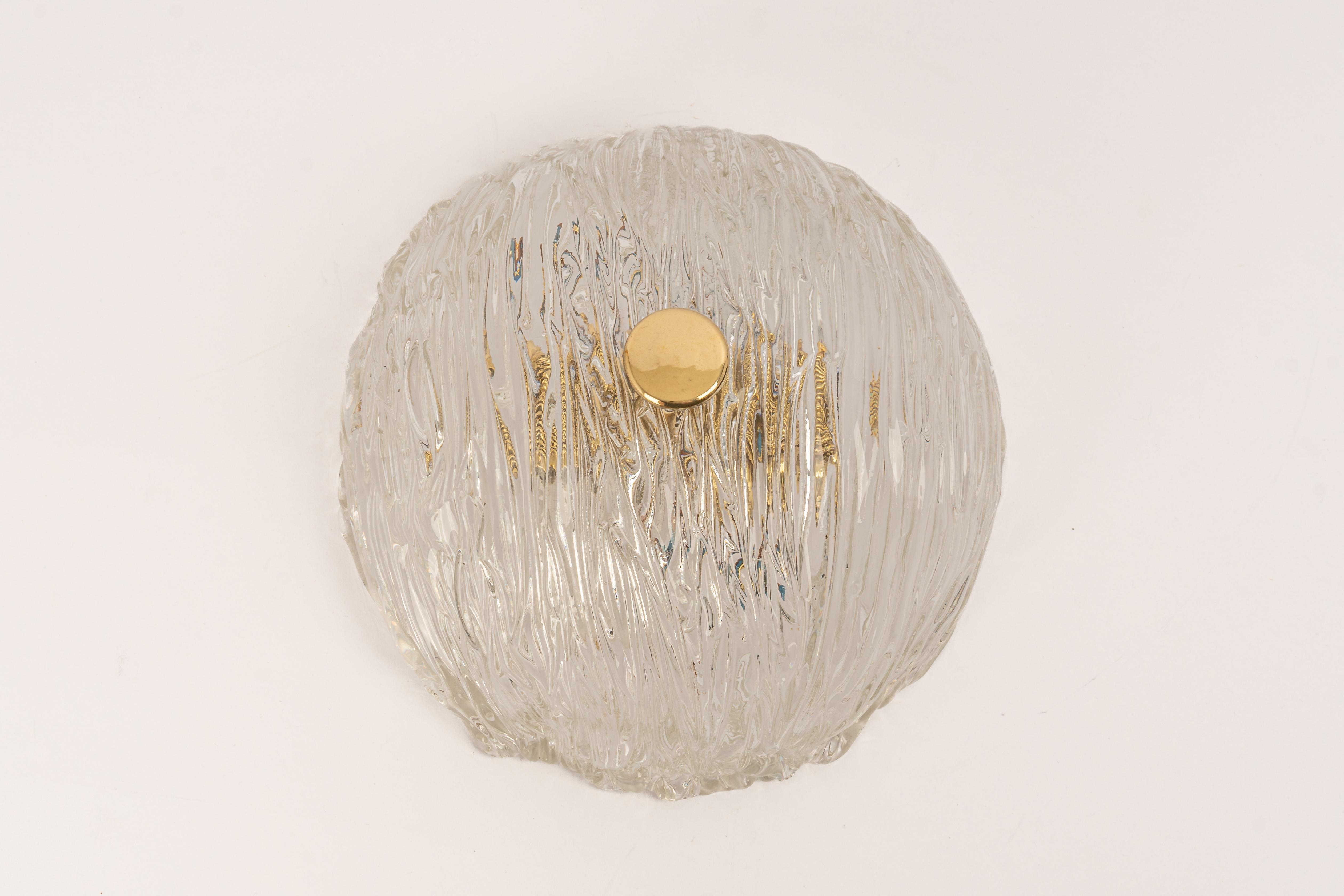 Petite Venini ceiling lights attributed to Carlo Scarpa for Venini, 1960s.
Wonderful light effect.
The heavily textured and slightly iridescent glass dome is held in place by a brass knob

High quality and in very good condition. Cleaned,
