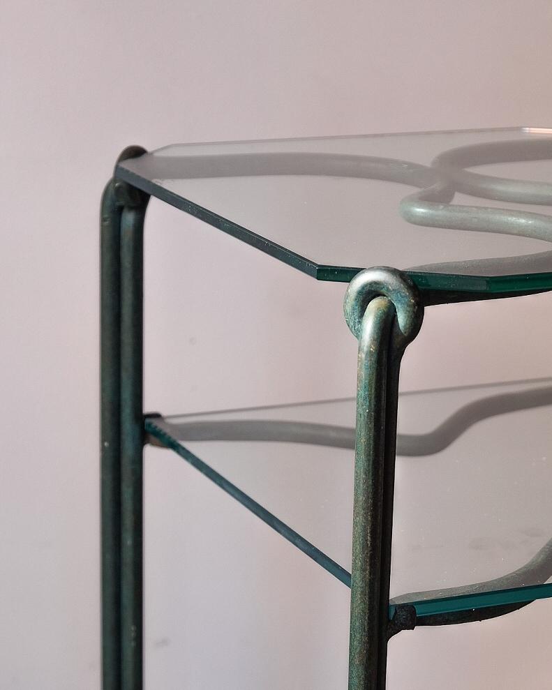 Petites tables d'appoint en fer et verre vert-de-gris Bon état - En vente à New York, US