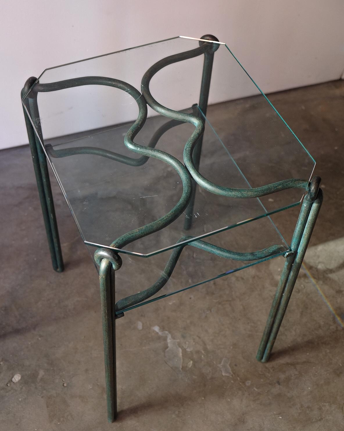 Fin du 20e siècle Petites tables d'appoint en fer et verre vert-de-gris en vente
