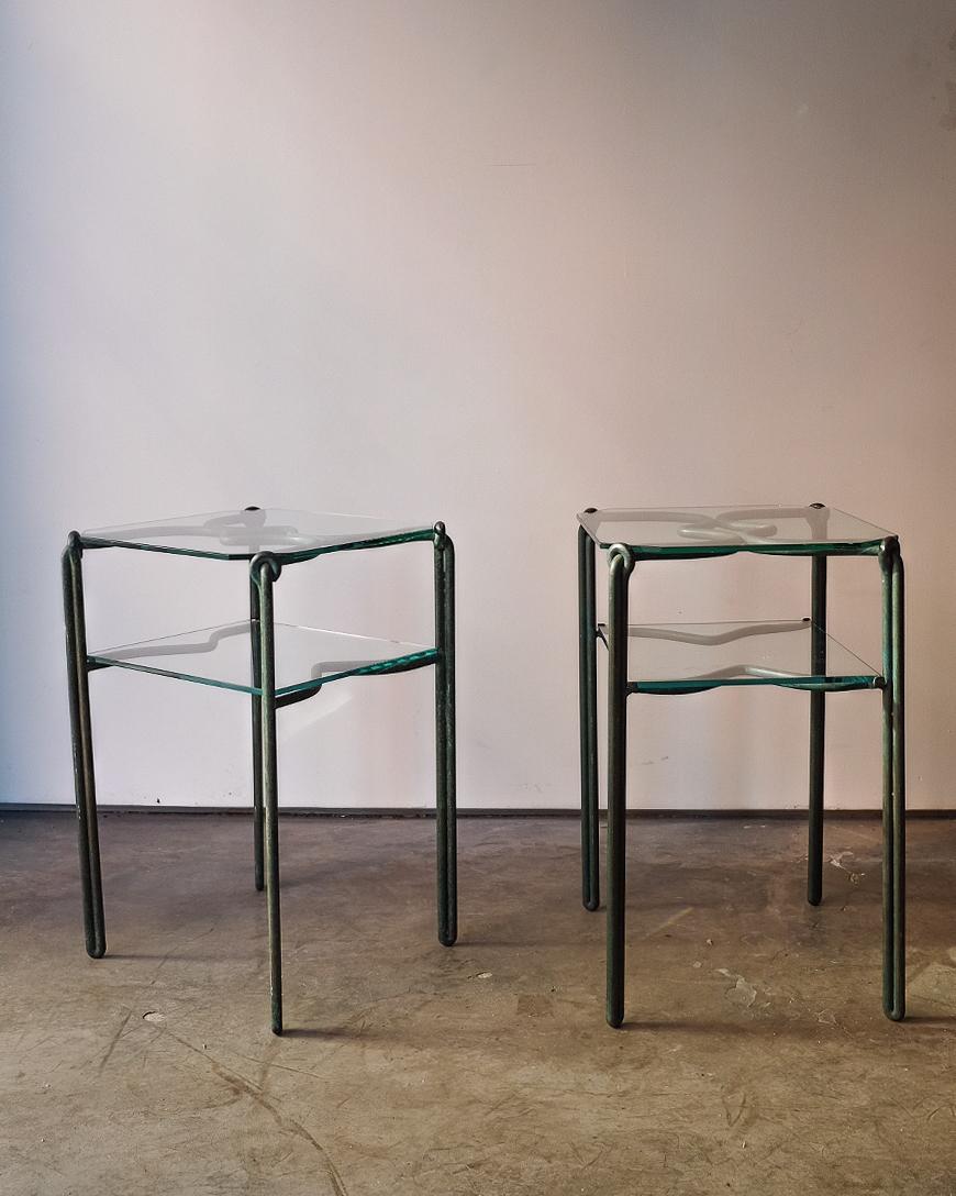 Verre Petites tables d'appoint en fer et verre vert-de-gris en vente