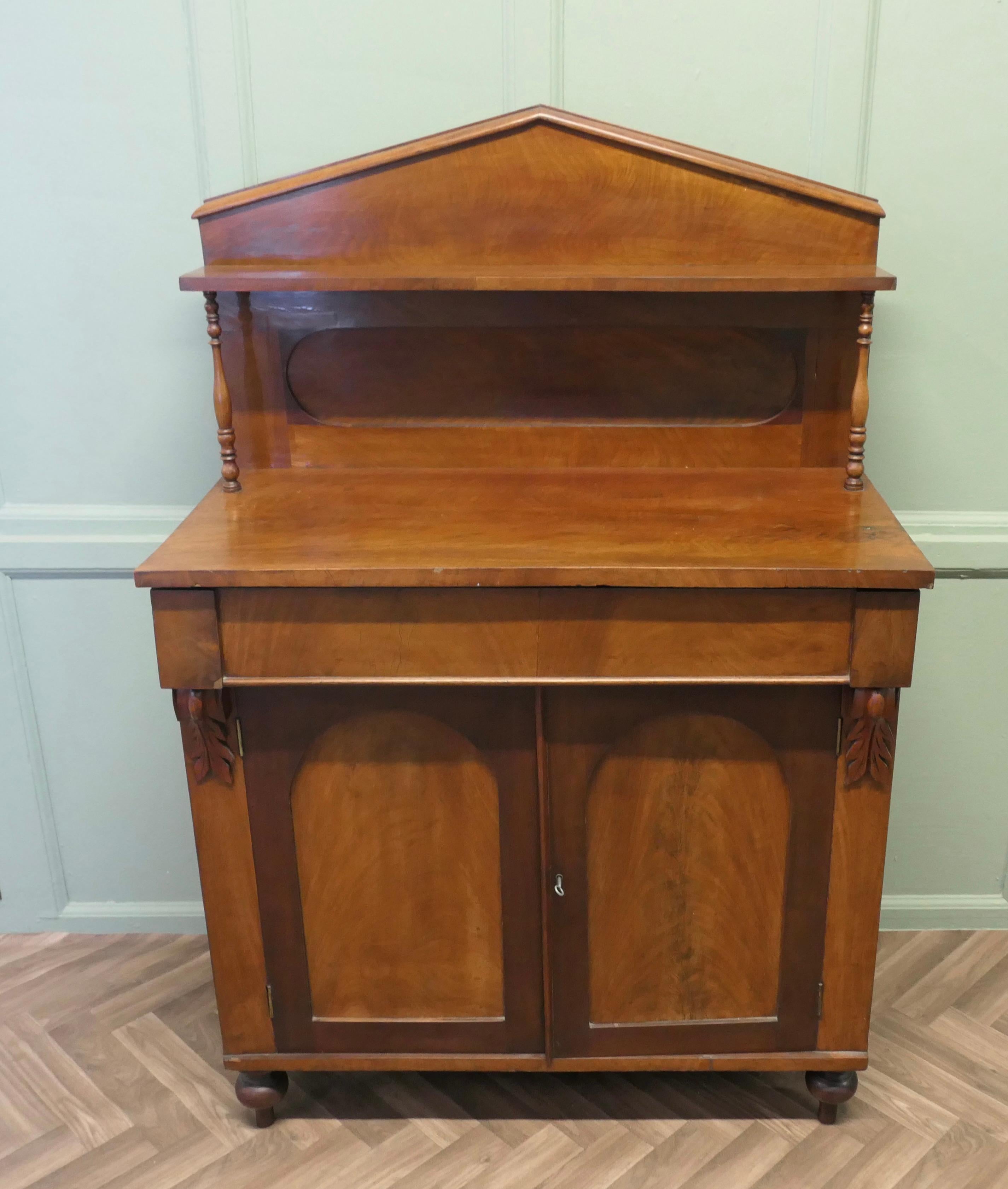 Petite Victorian Mahogany Chiffonier. In Good Condition For Sale In Godshill, Isle of Wight