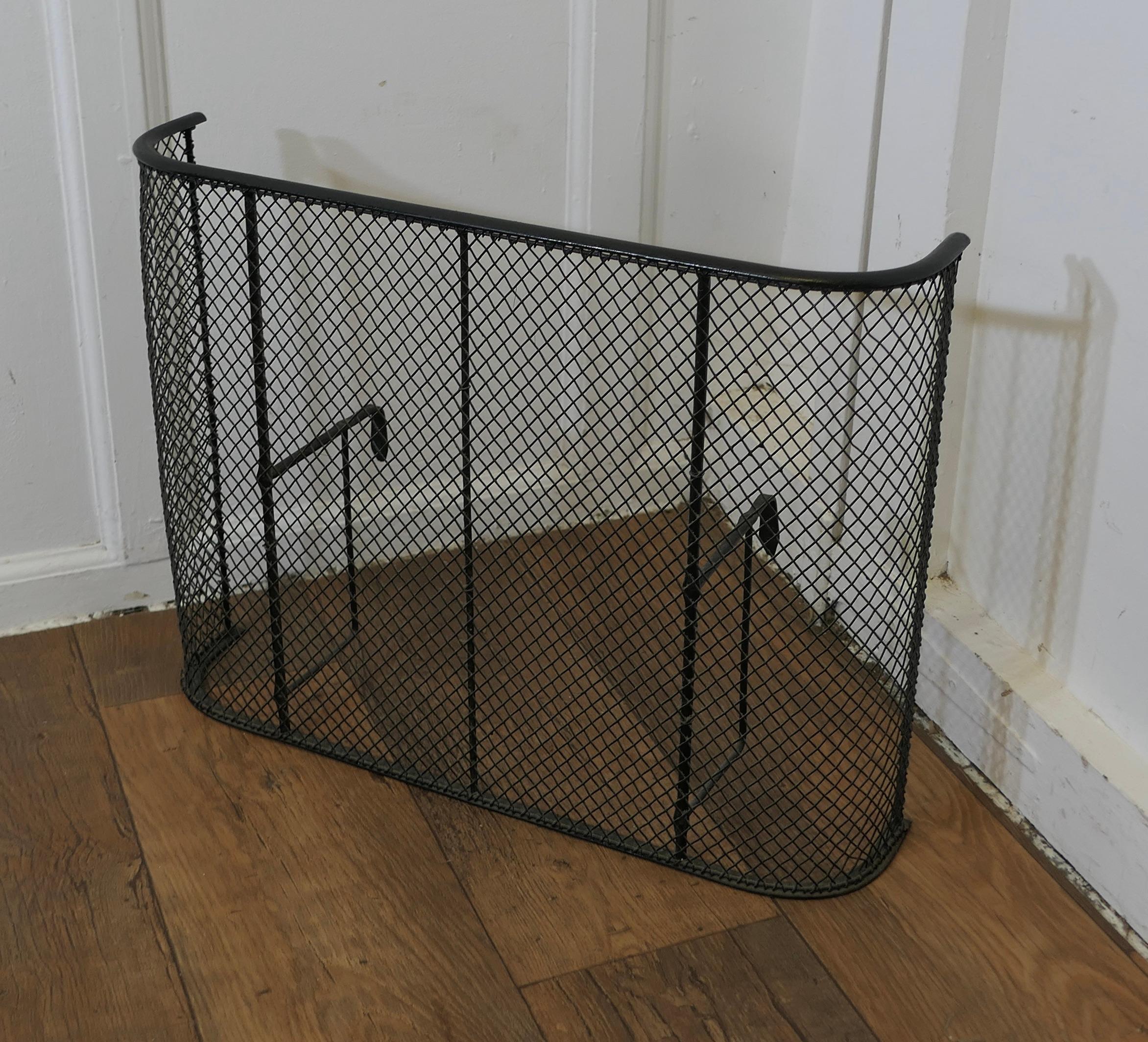 Petite garde de cheminée victorienne  

Il s'agit d'une protection de chambre d'enfant victorienne antique, car elle entoure complètement le feu. 
Le pare-feu a un rail supérieur légèrement incurvé et des supports intérieurs pour fixer la grille, il