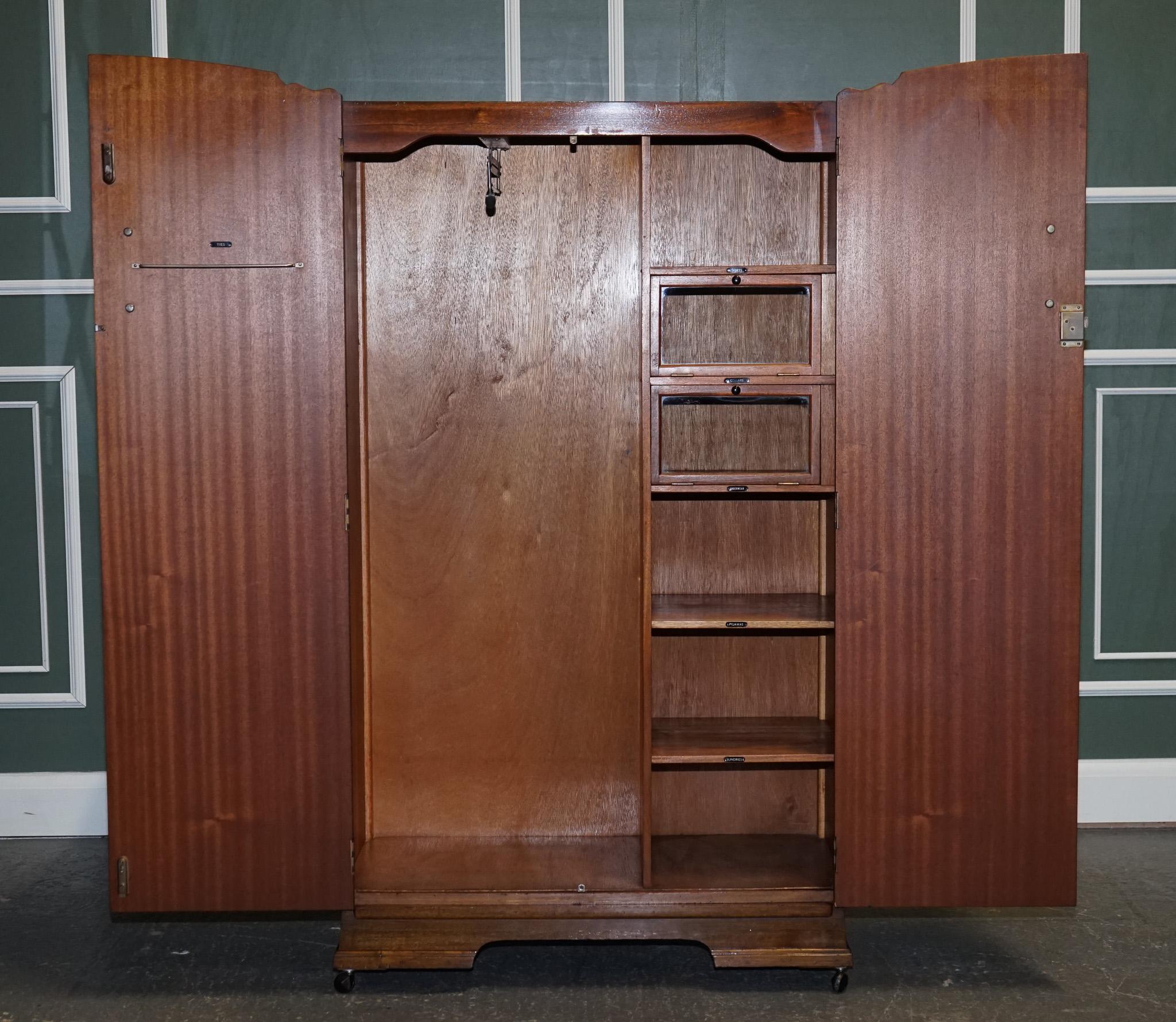20ième siècle Petite armoire vintage Art Deco en chêne à deux portes en vente