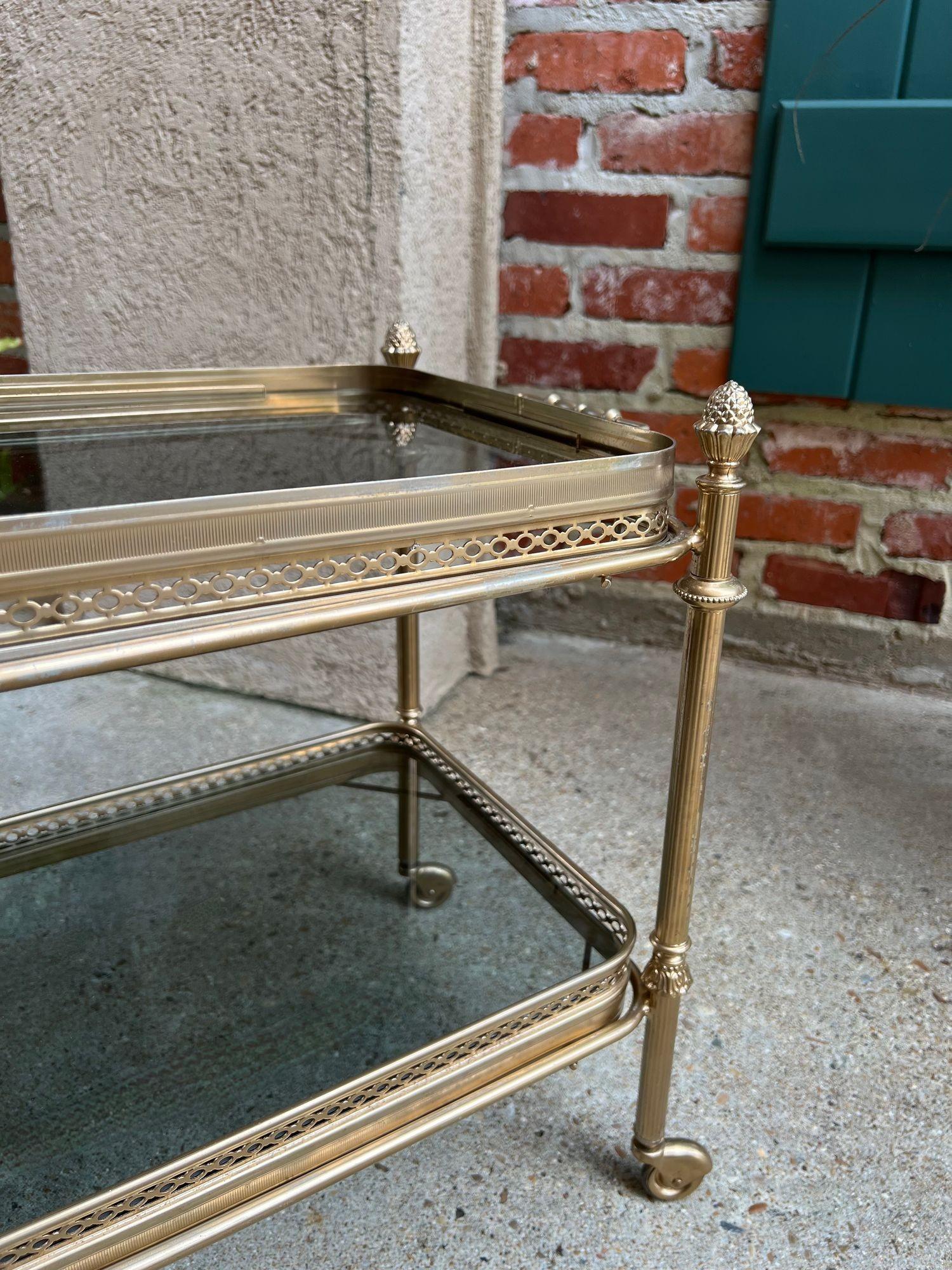 PETITE Carrello bar pasticceria francese d'epoca Vassoio in vetro d'ottone Carrello da portata in vendita 4
