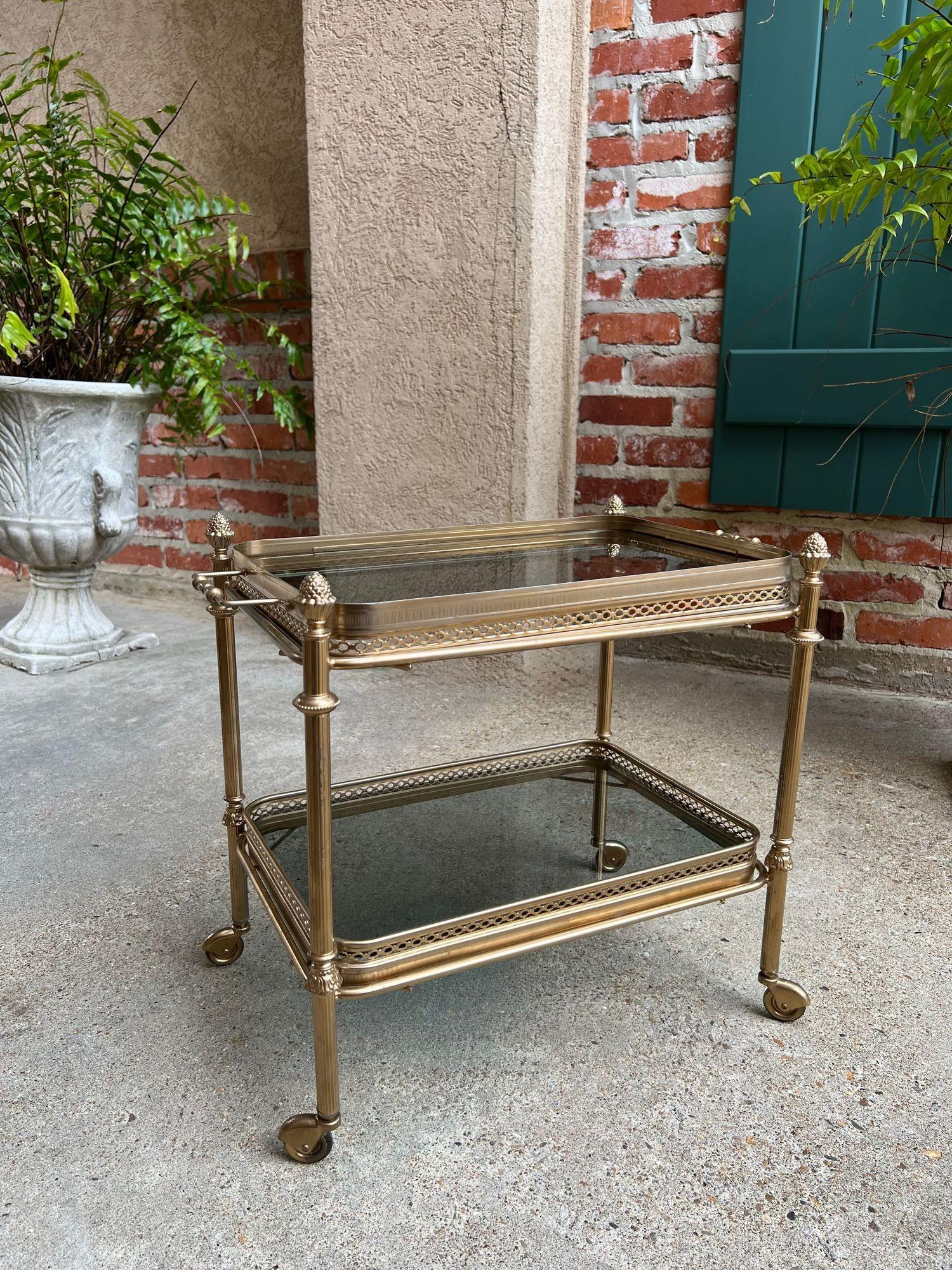 PETITE Carrello bar pasticceria francese d'epoca Vassoio in vetro d'ottone Carrello da portata in vendita 6