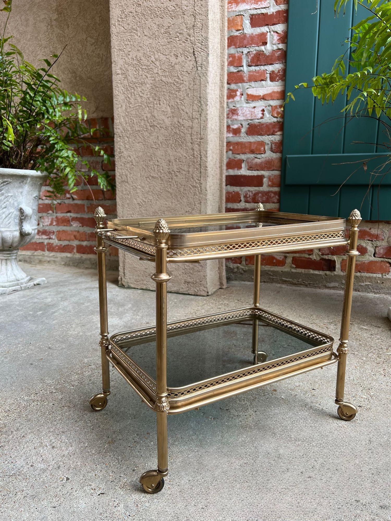 PETITE Carrello bar pasticceria francese d'epoca Vassoio in vetro d'ottone Carrello da portata in vendita 7