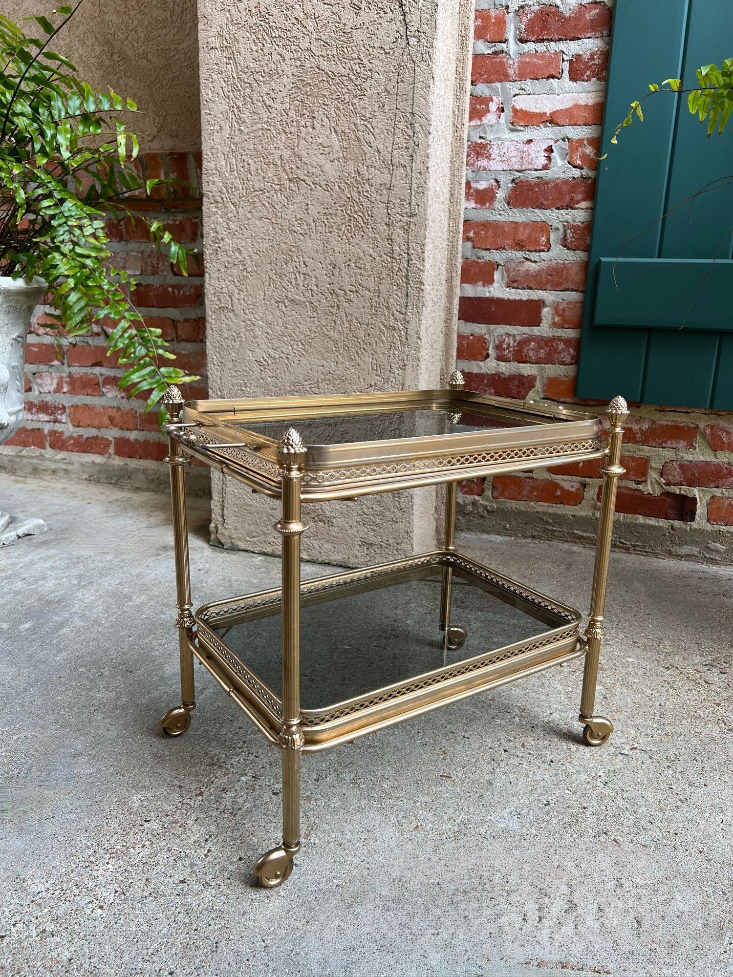 PETITE Carrello bar pasticceria francese d'epoca Vassoio in vetro d'ottone Carrello da portata in vendita 9