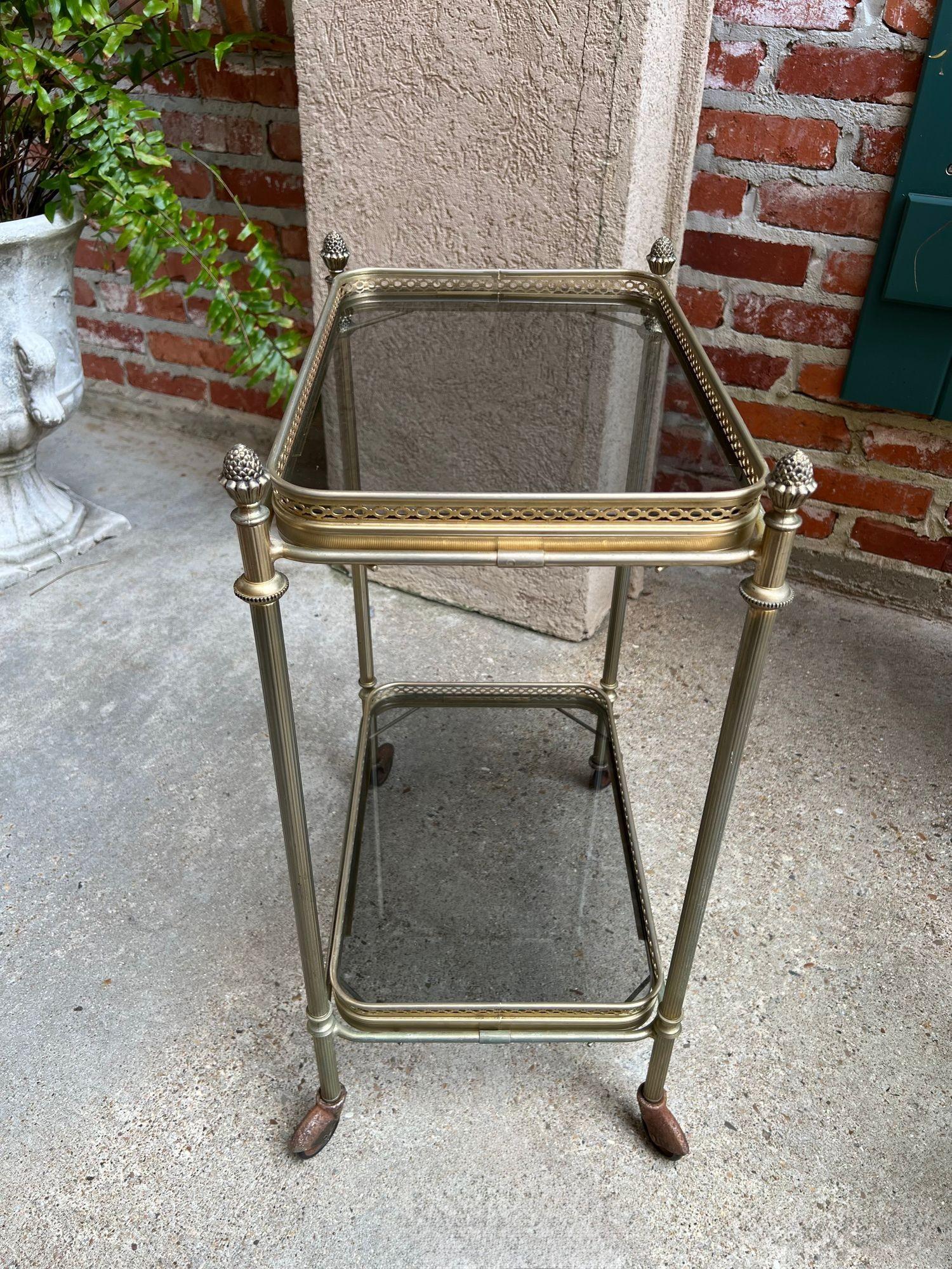 PETITE Carrello bar pasticceria francese d'epoca Vassoio in vetro d'ottone Carrello da portata in vendita 10