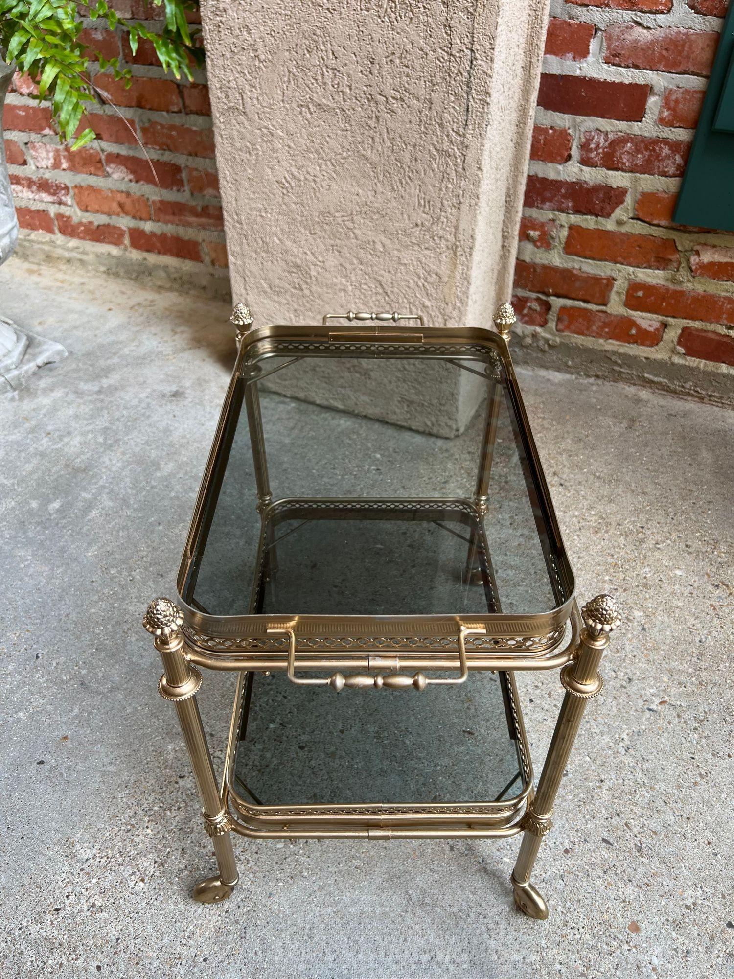 PETITE Carrello bar pasticceria francese d'epoca Vassoio in vetro d'ottone Carrello da portata in vendita 12