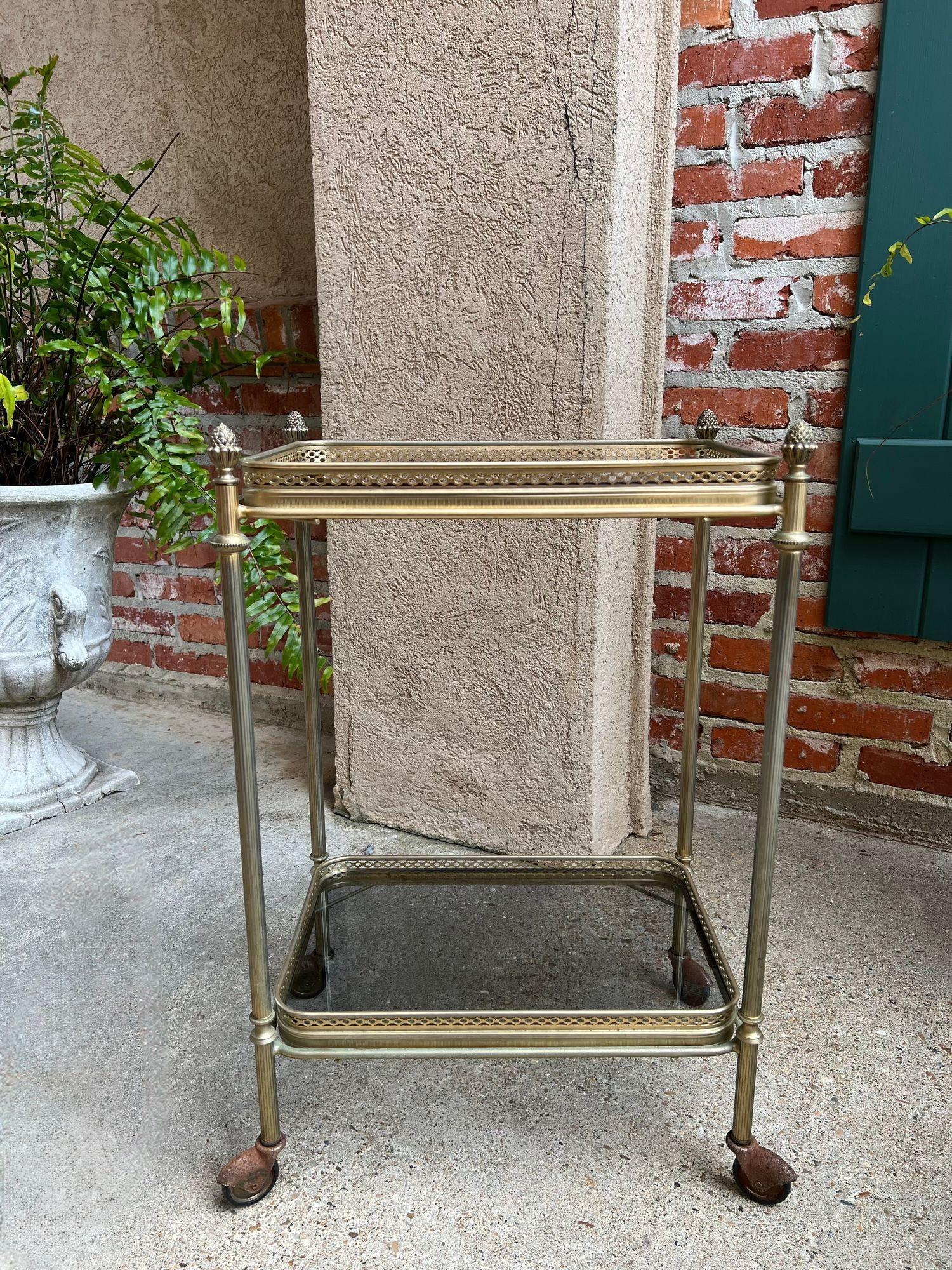 PETITE Carrello bar pasticceria francese d'epoca Vassoio di vetro d'ottone per servire il tavolo.

Direttamente dalla Francia, un elegante e versatile carrello da portata francese vintage a due livelli, di dimensioni ridotte. Il carrello è