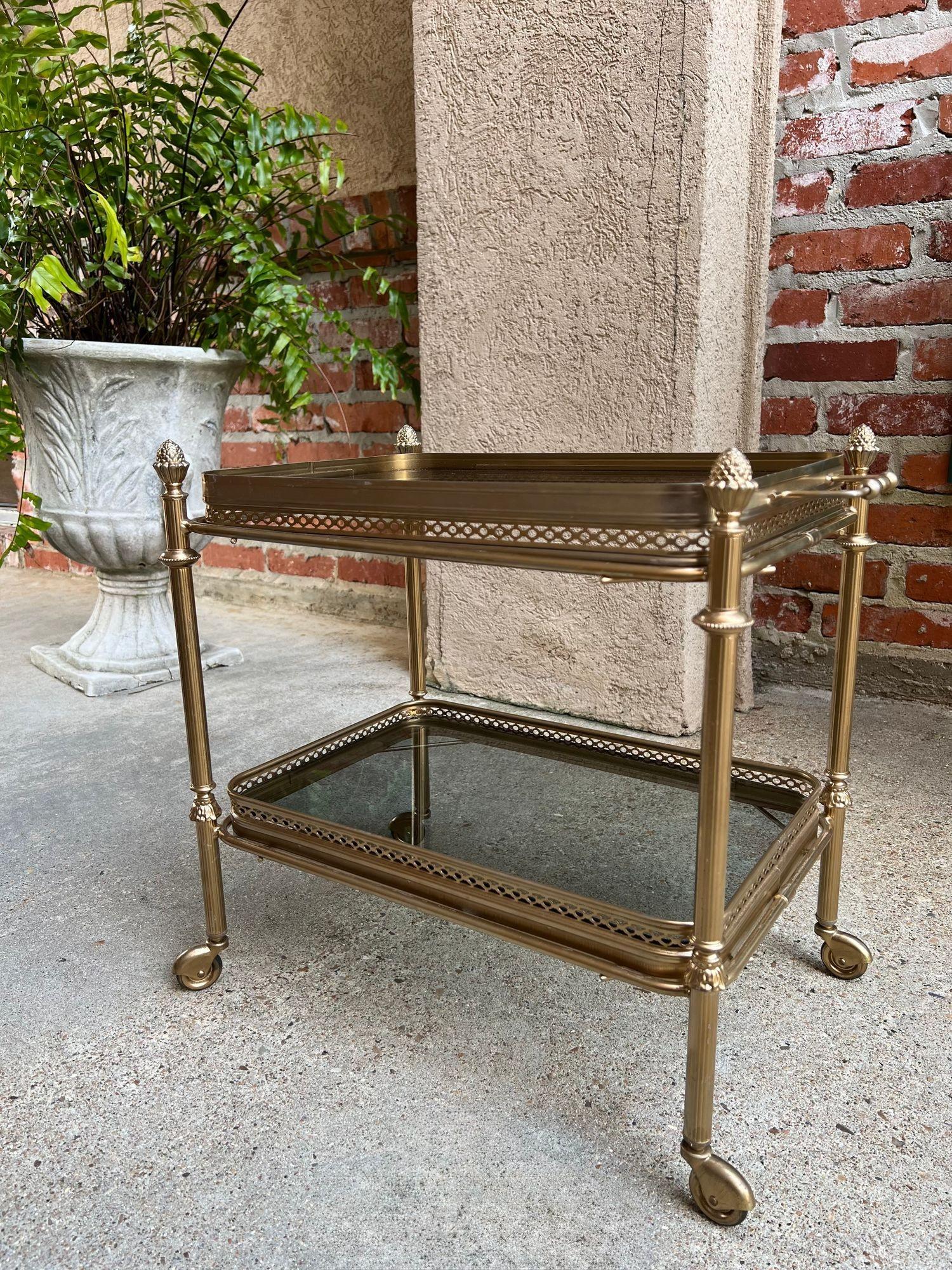 PETITE Carrello bar pasticceria francese d'epoca Vassoio di vetro d'ottone per servire il tavolo.

Direttamente dalla Francia, un elegante e versatile carrello da portata francese vintage a due livelli, di dimensioni ridotte.

Il carrello è