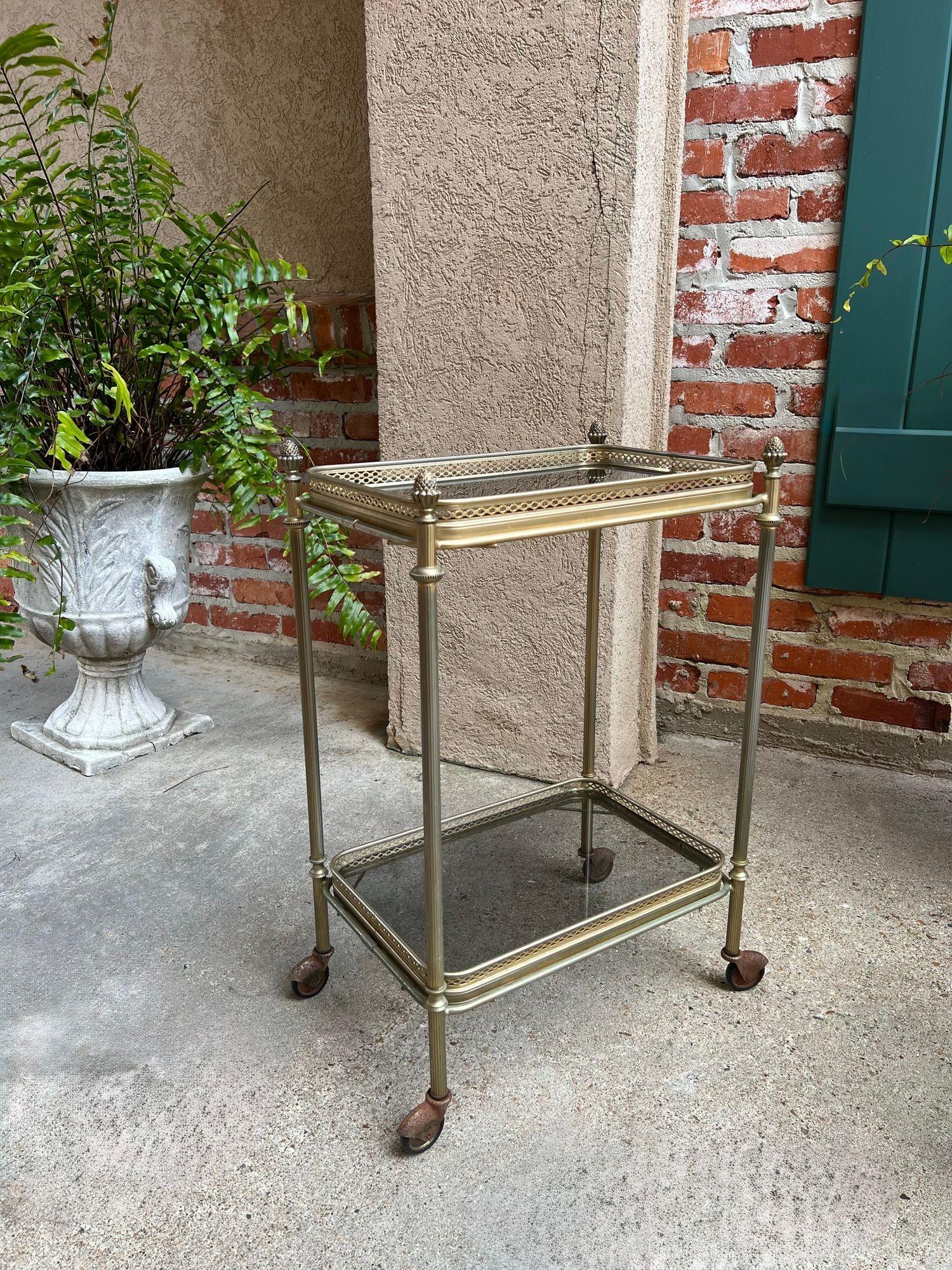 Neoclassico PETITE Carrello bar pasticceria francese d'epoca Vassoio in vetro d'ottone Carrello da portata in vendita