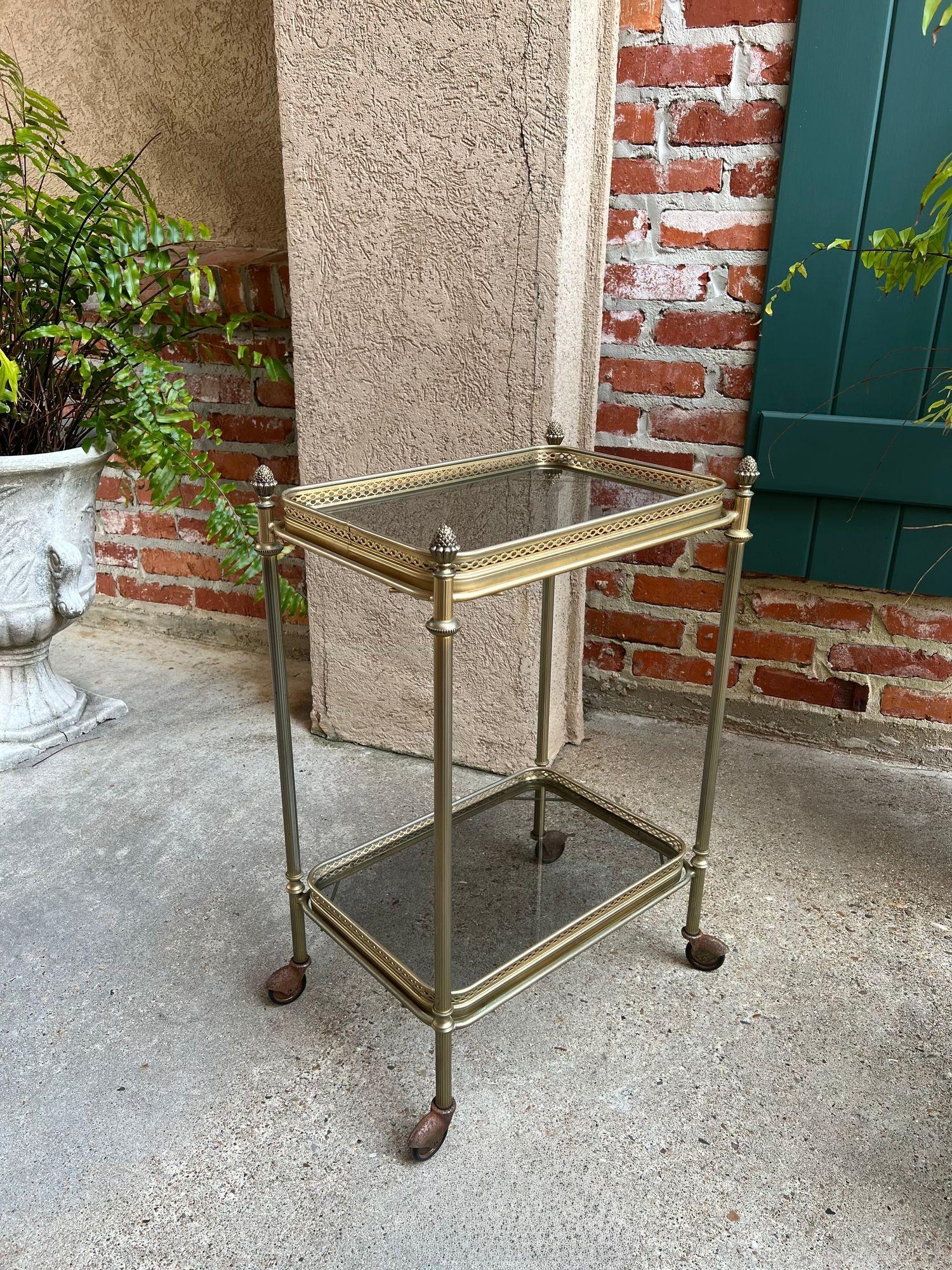 PETITE Carrello bar pasticceria francese d'epoca Vassoio in vetro d'ottone Carrello da portata In condizioni buone in vendita a Shreveport, LA