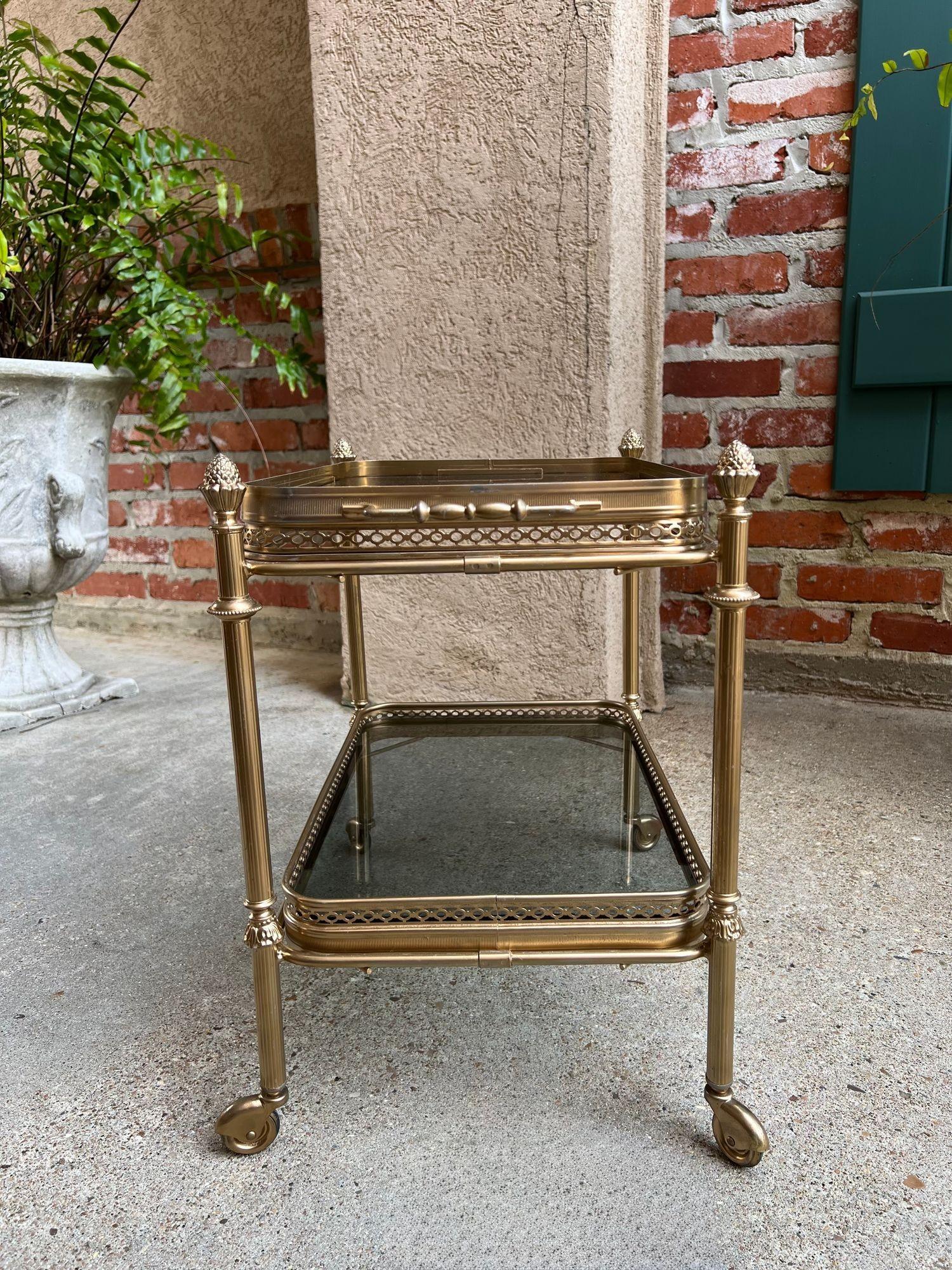 Metà XX secolo PETITE Carrello bar pasticceria francese d'epoca Vassoio in vetro d'ottone Carrello da portata in vendita