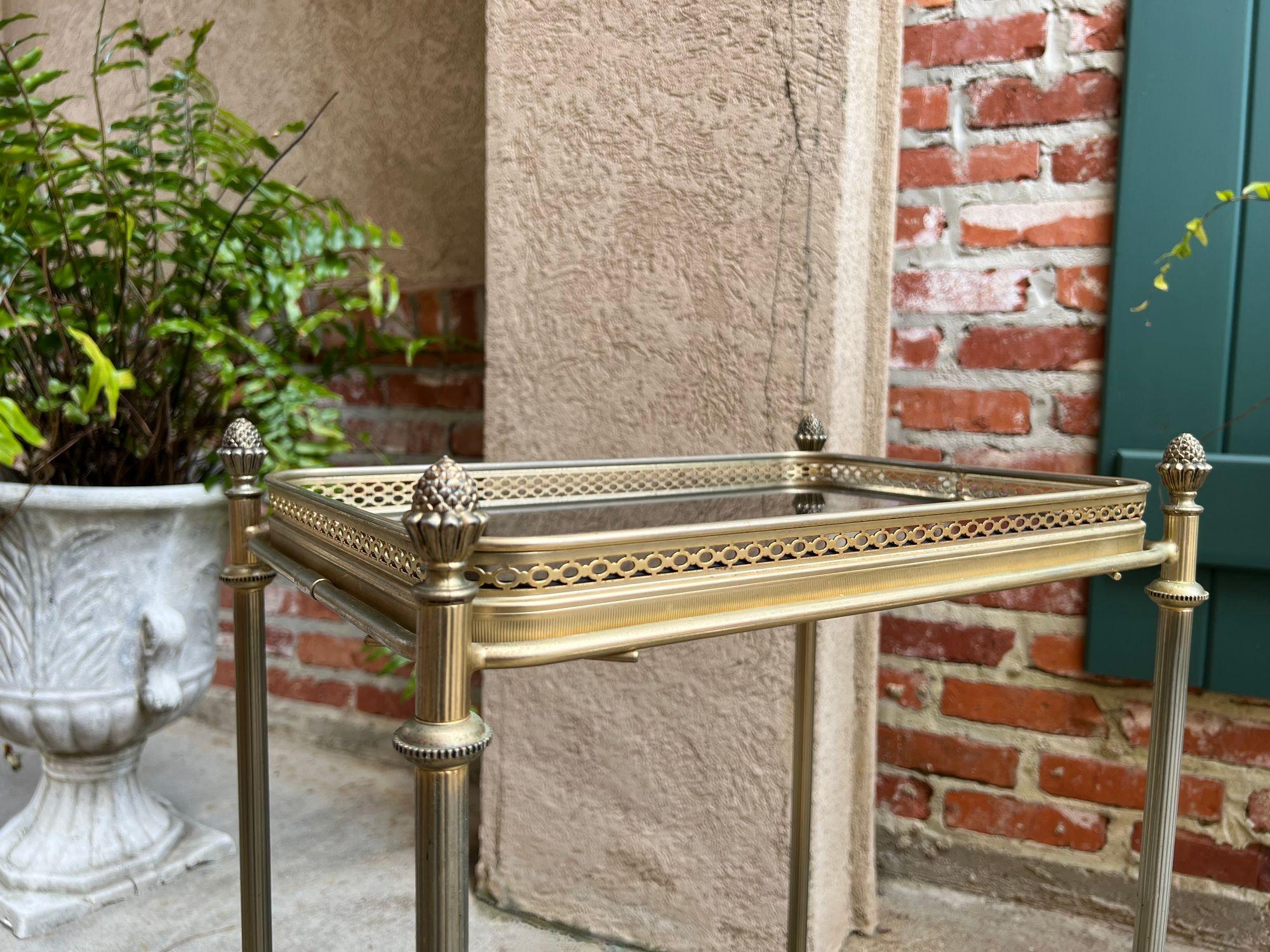 Metallo PETITE Carrello bar pasticceria francese d'epoca Vassoio in vetro d'ottone Carrello da portata in vendita