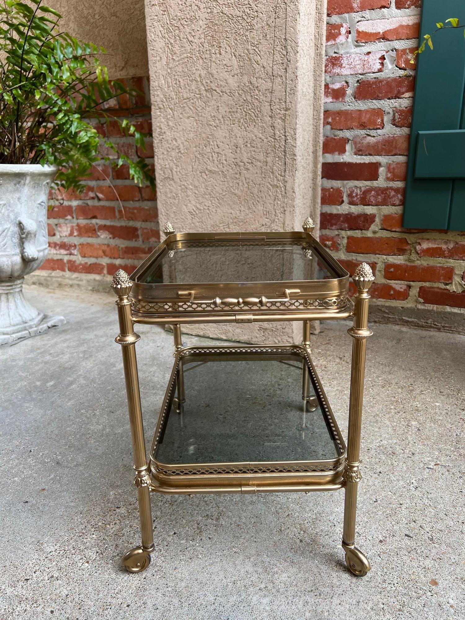 Metallo PETITE Carrello bar pasticceria francese d'epoca Vassoio in vetro d'ottone Carrello da portata in vendita