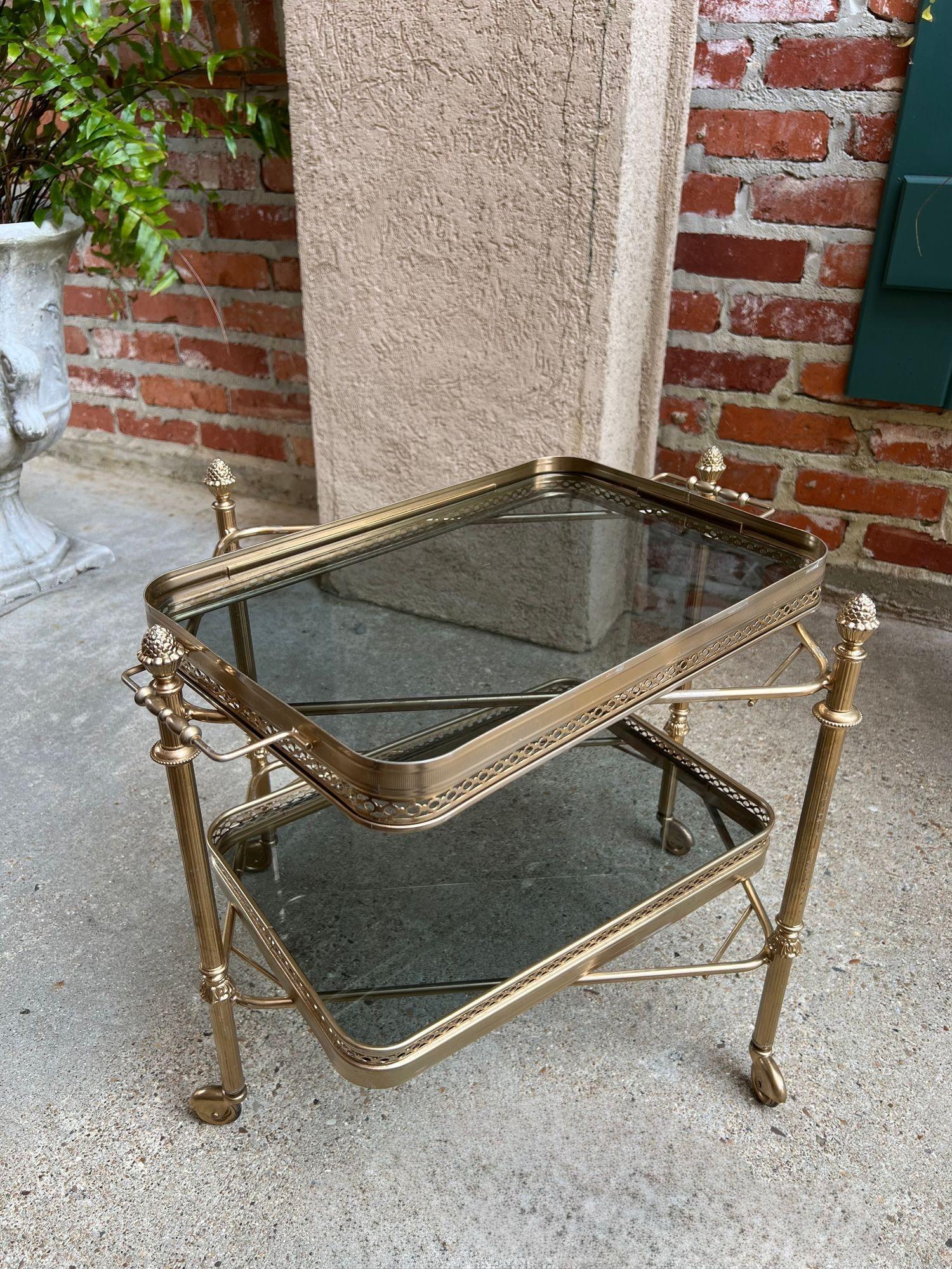 PETITE Carrello bar pasticceria francese d'epoca Vassoio in vetro d'ottone Carrello da portata in vendita 1