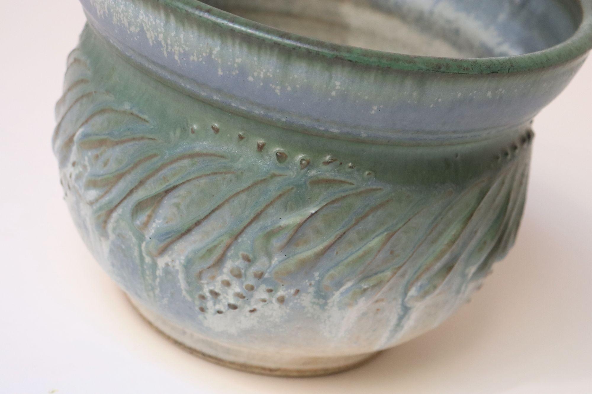 Kleine grüne und blaue Keramik-Pflanzvase im Vintage-Stil von Deanna Nichols im Angebot 5