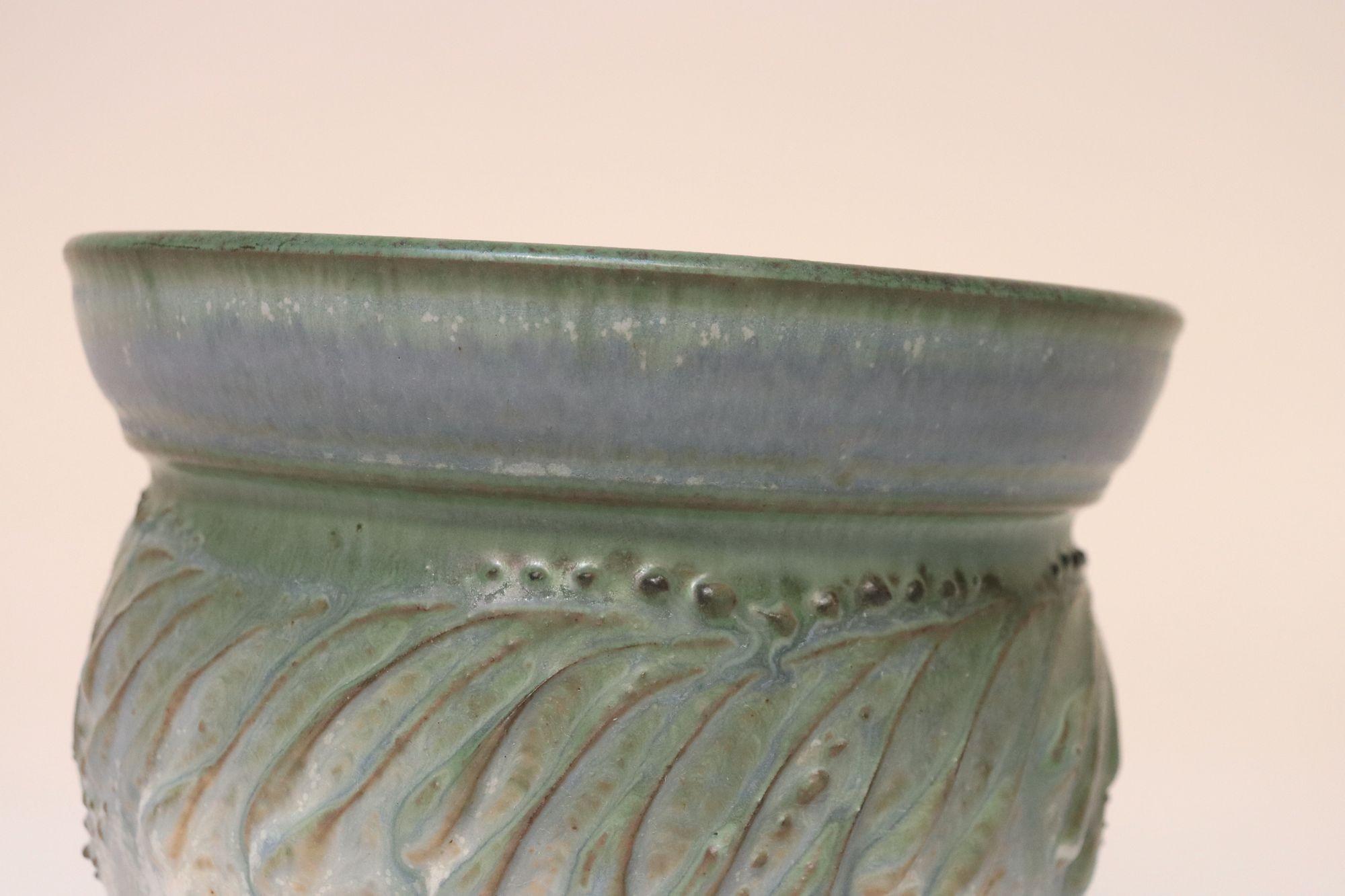 Kleine grüne und blaue Keramik-Pflanzvase im Vintage-Stil von Deanna Nichols im Angebot 6