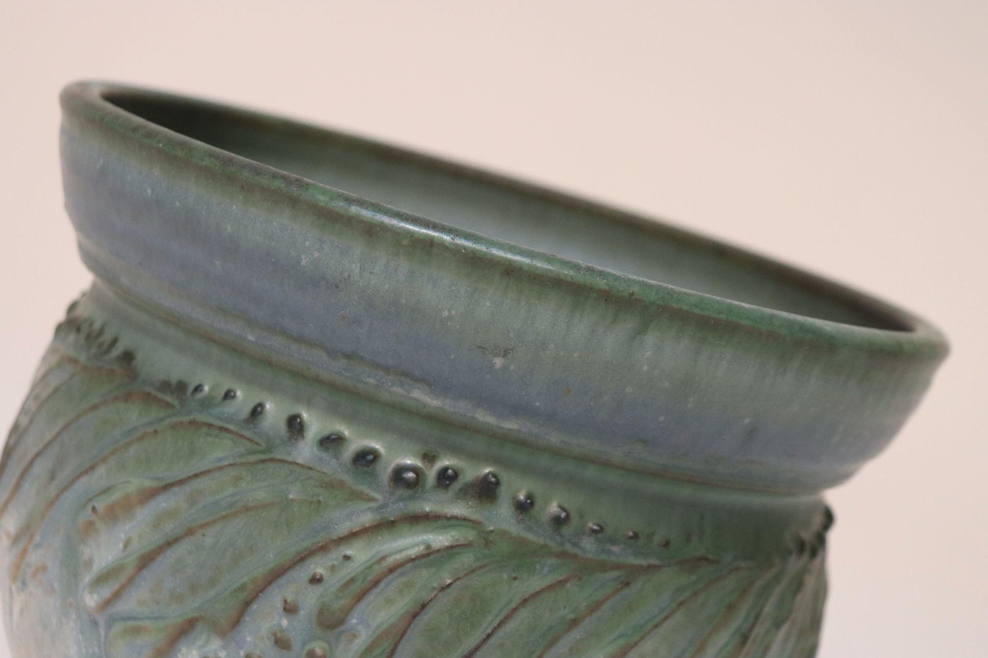 Kleine grüne und blaue Keramik-Pflanzvase im Vintage-Stil von Deanna Nichols im Angebot 8