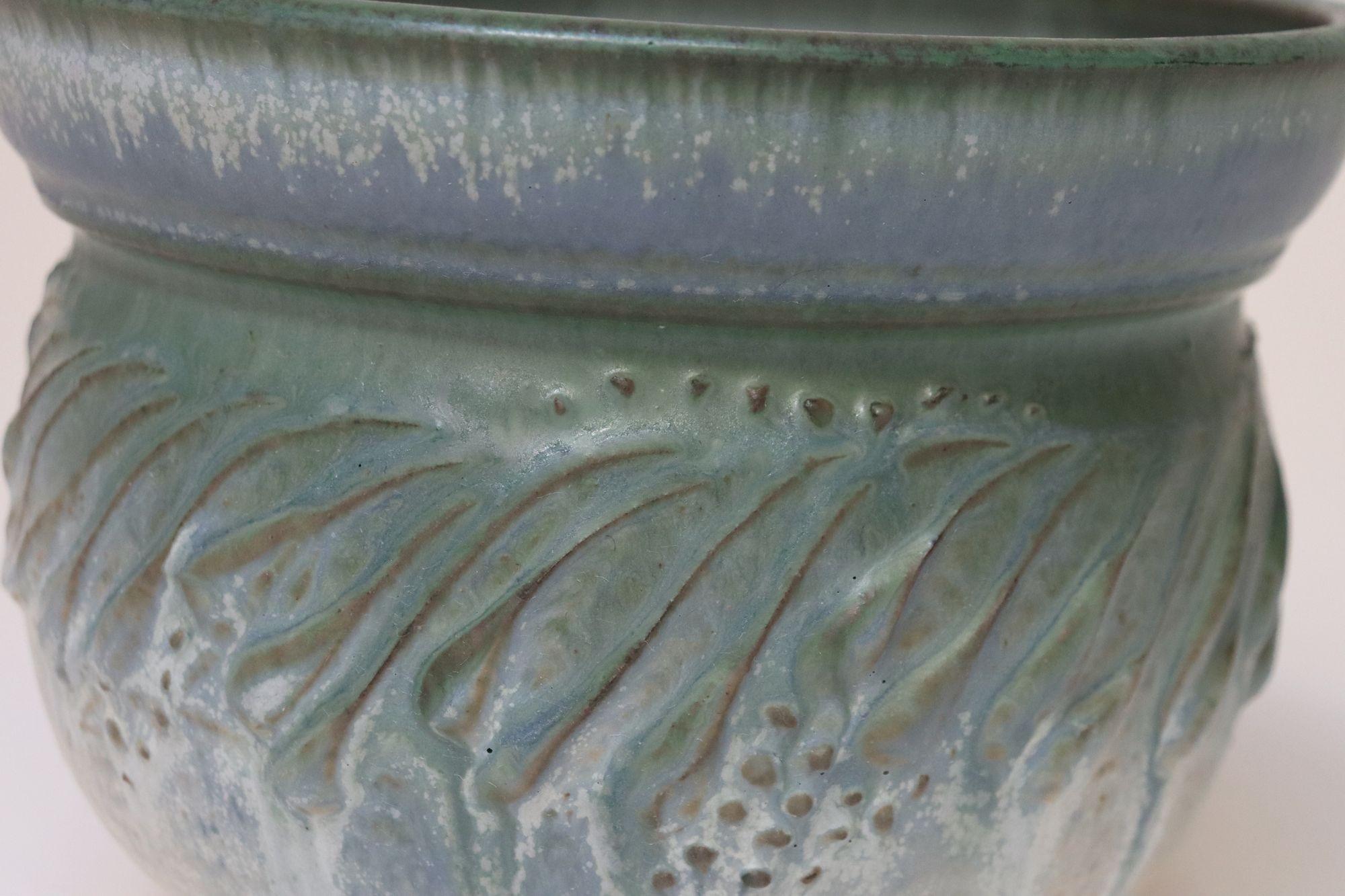 Kleine grüne und blaue Keramik-Pflanzvase im Vintage-Stil von Deanna Nichols im Angebot 10