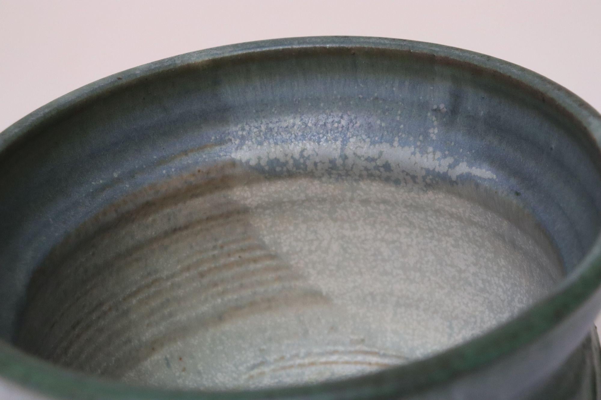 Kleine grüne und blaue Keramik-Pflanzvase im Vintage-Stil von Deanna Nichols im Angebot 11