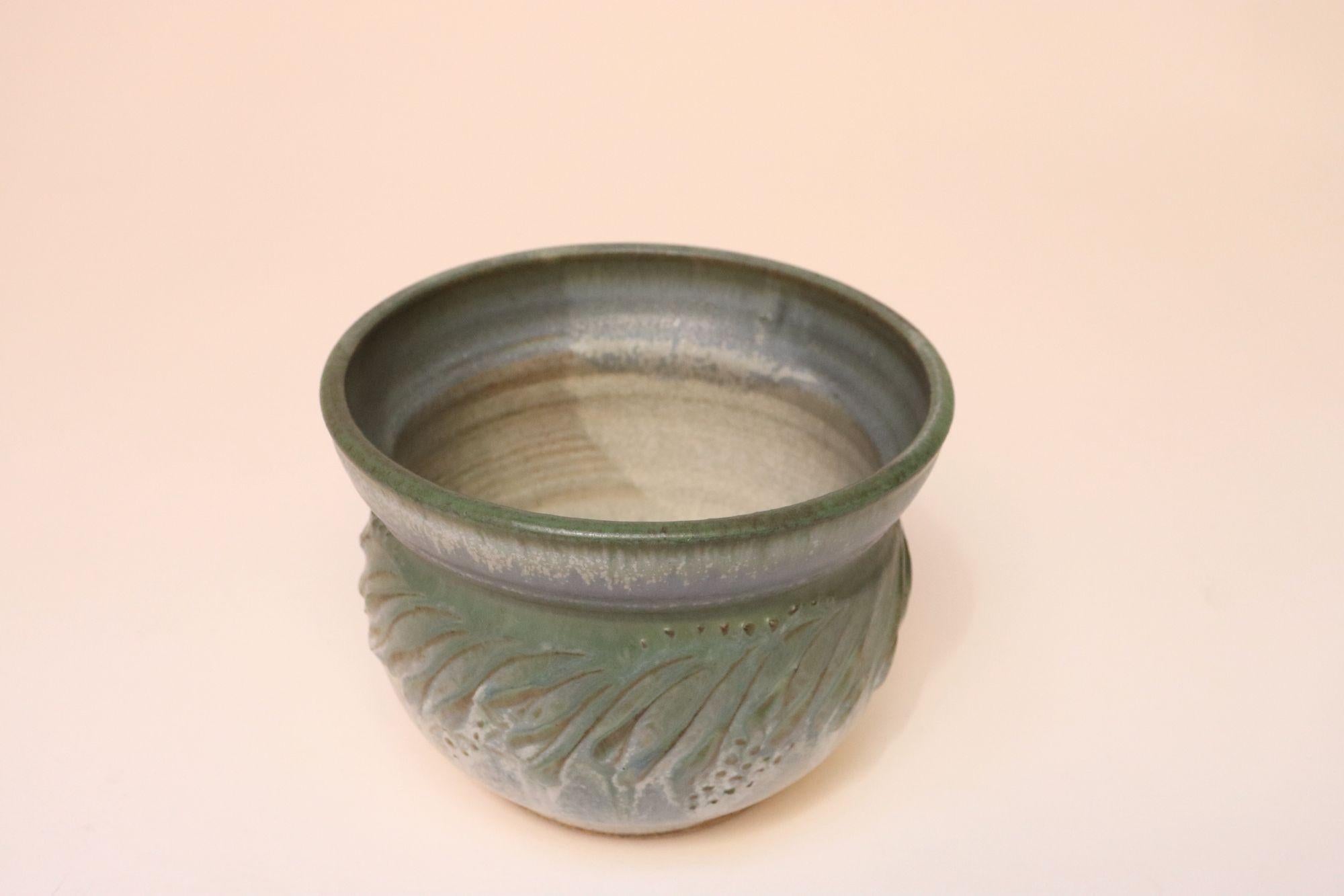 Kleine grüne und blaue Keramik-Pflanzvase im Vintage-Stil von Deanna Nichols (amerikanisch) im Angebot