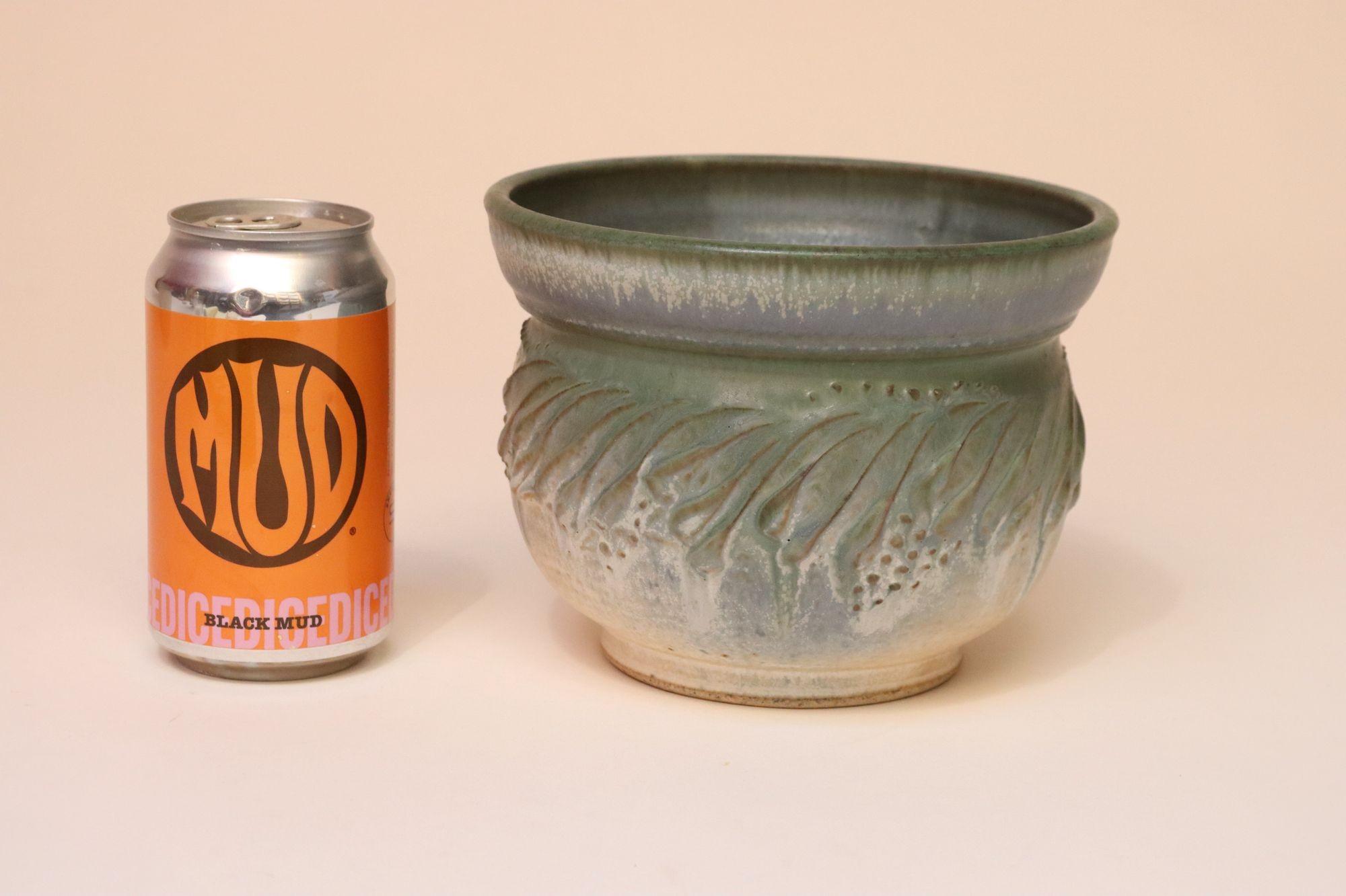 Kleine grüne und blaue Keramik-Pflanzvase im Vintage-Stil von Deanna Nichols im Angebot 1