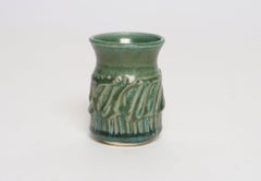 Petite Vintage Greene Glaze Studio Ceramic Sgraffito Bud Vase di Deanna Nichols