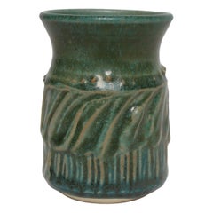 Petite Vintage Greene Glaze Studio Ceramic Sgraffito Bud Vase di Deanna Nichols
