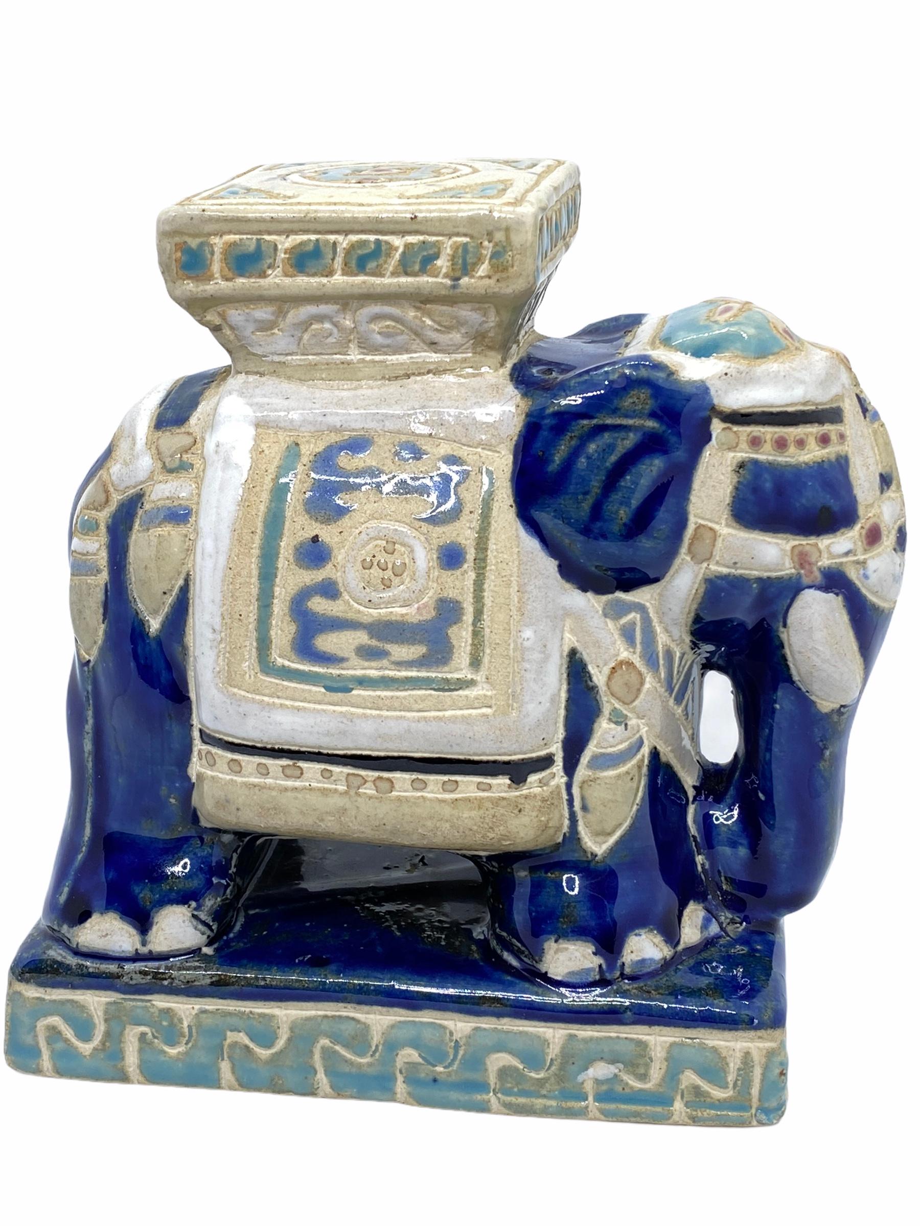 Petite Mitte des 20. Jahrhunderts glasierte Keramik Elefant Blumentopf Sitz. Handgefertigt aus Keramik. Eine schöne Ergänzung für Ihr Haus, Ihre Terrasse oder Ihren Garten.
 