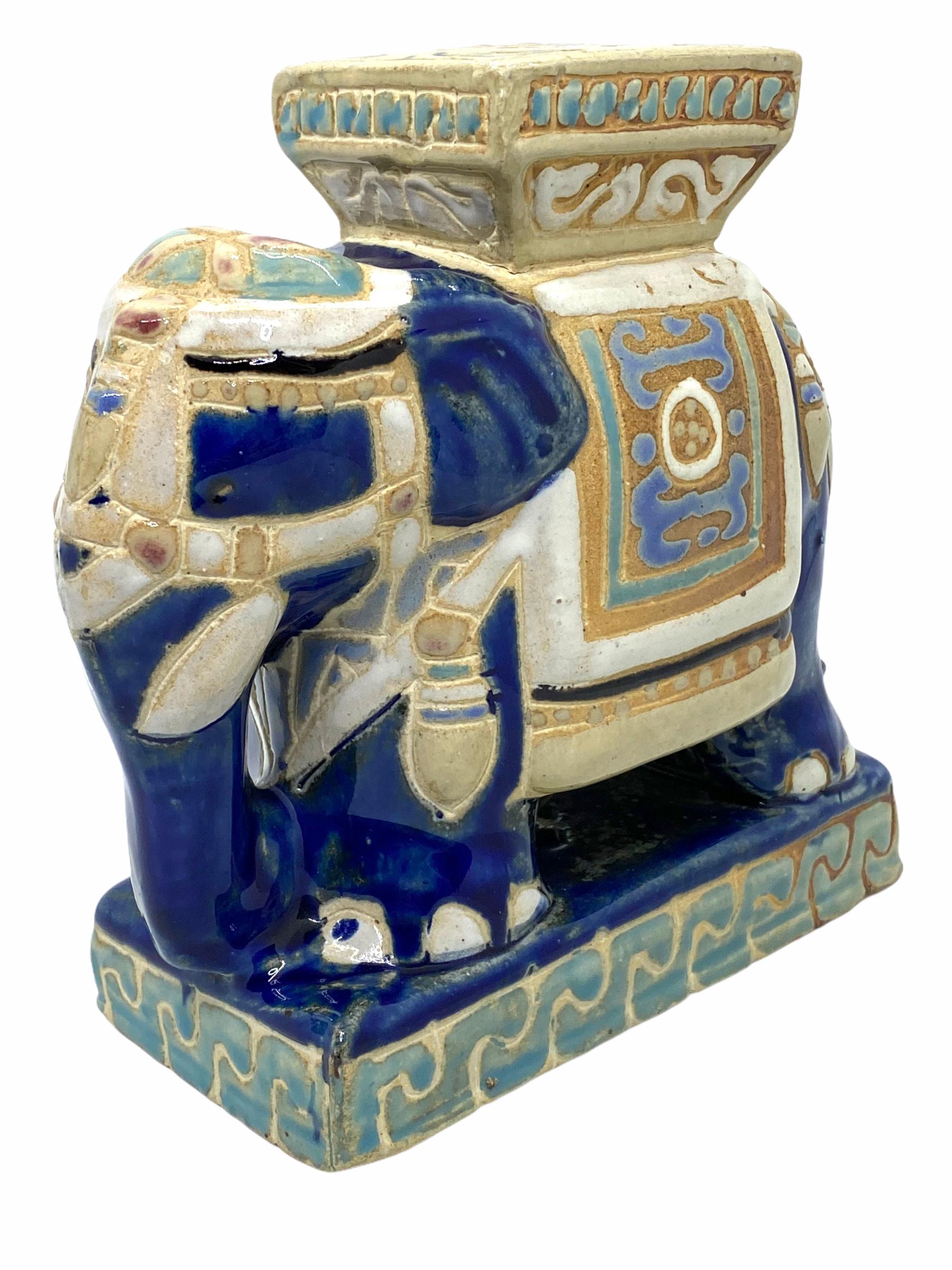 Petite Vintage Hollywood Regency Chinese Blue Elephant Stool Plant Stand or Seat In Good Condition For Sale In Nuernberg, DE