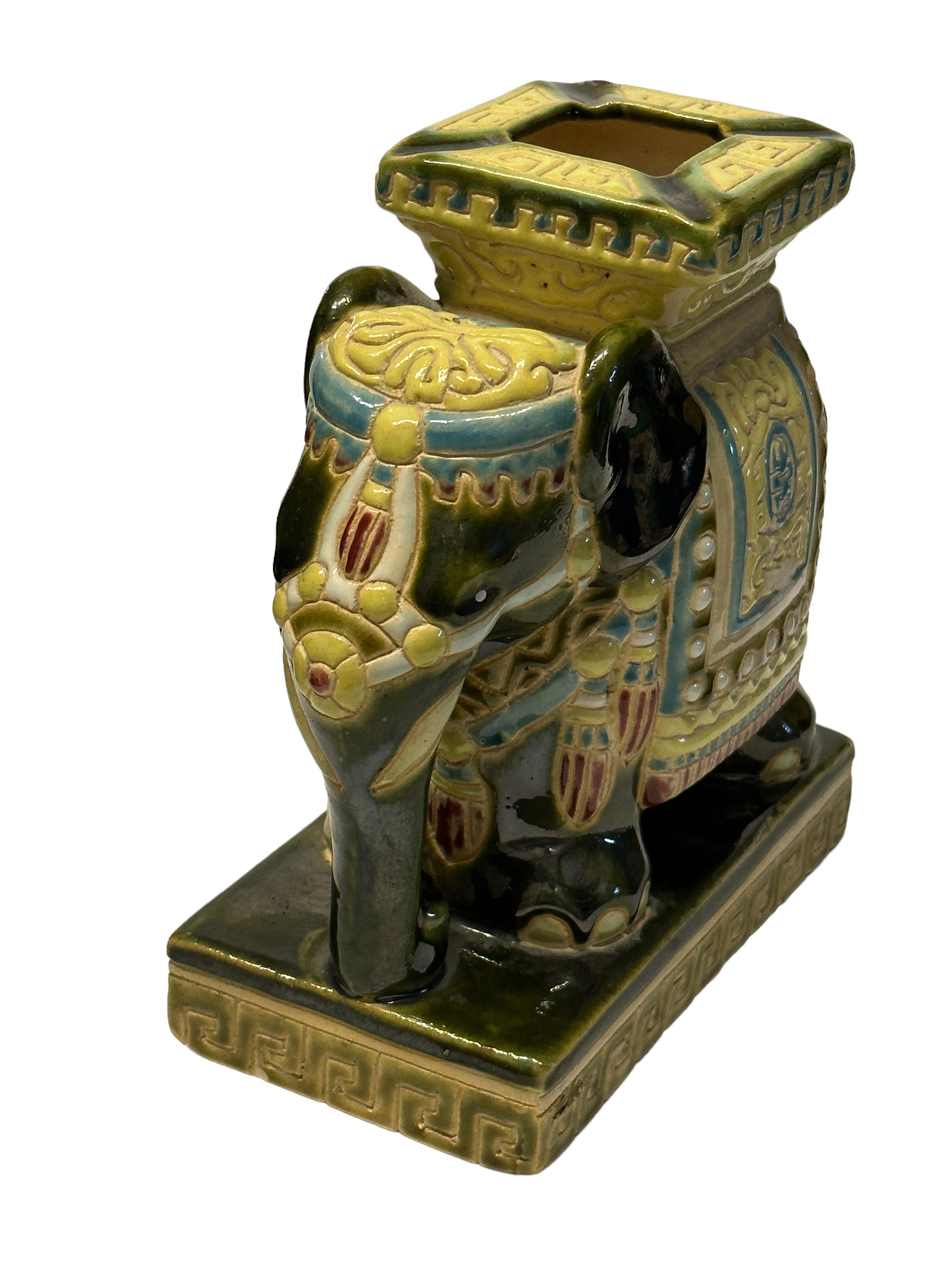 Petite Mitte des 20. Jahrhunderts glasierte Keramik Elefant Aschenbecher. Handgefertigt aus Keramik. Eine schöne Ergänzung für Ihr Zuhause, Ihre Männerhöhle oder Ihre Bar.
  