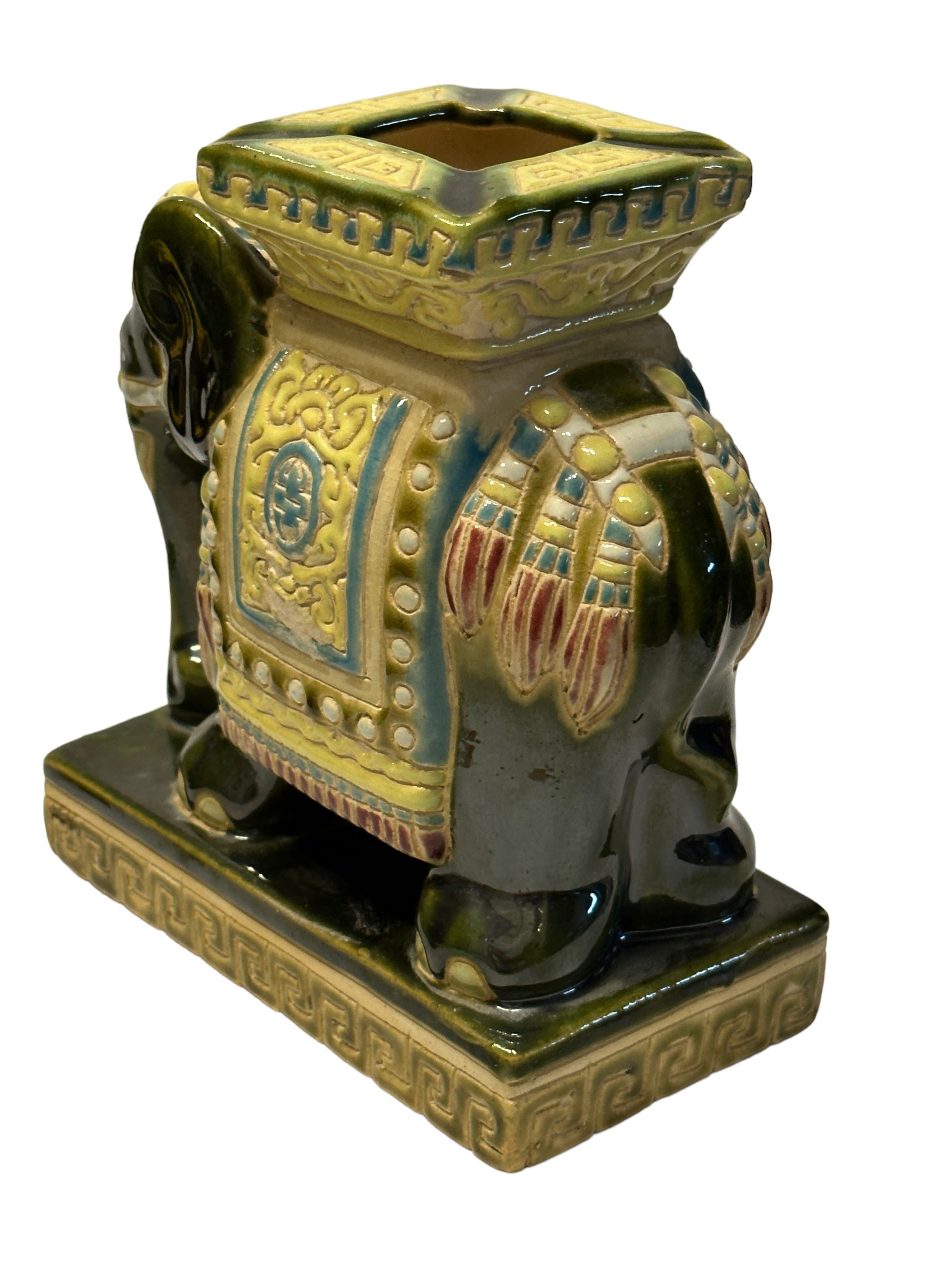 Chinesischer Elefanten-Aschenbecher aus Keramik im Hollywood-Regency-Stil (Deutsch) im Angebot