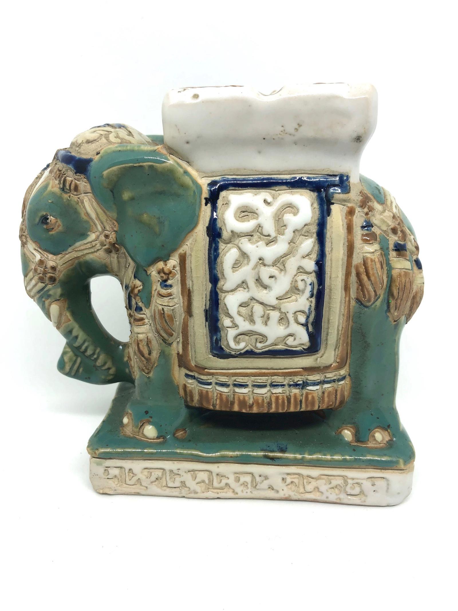 Petite Vintage Hollywood Regency Chinese Ceramic Elephant Ashtray In Good Condition In Nuernberg, DE