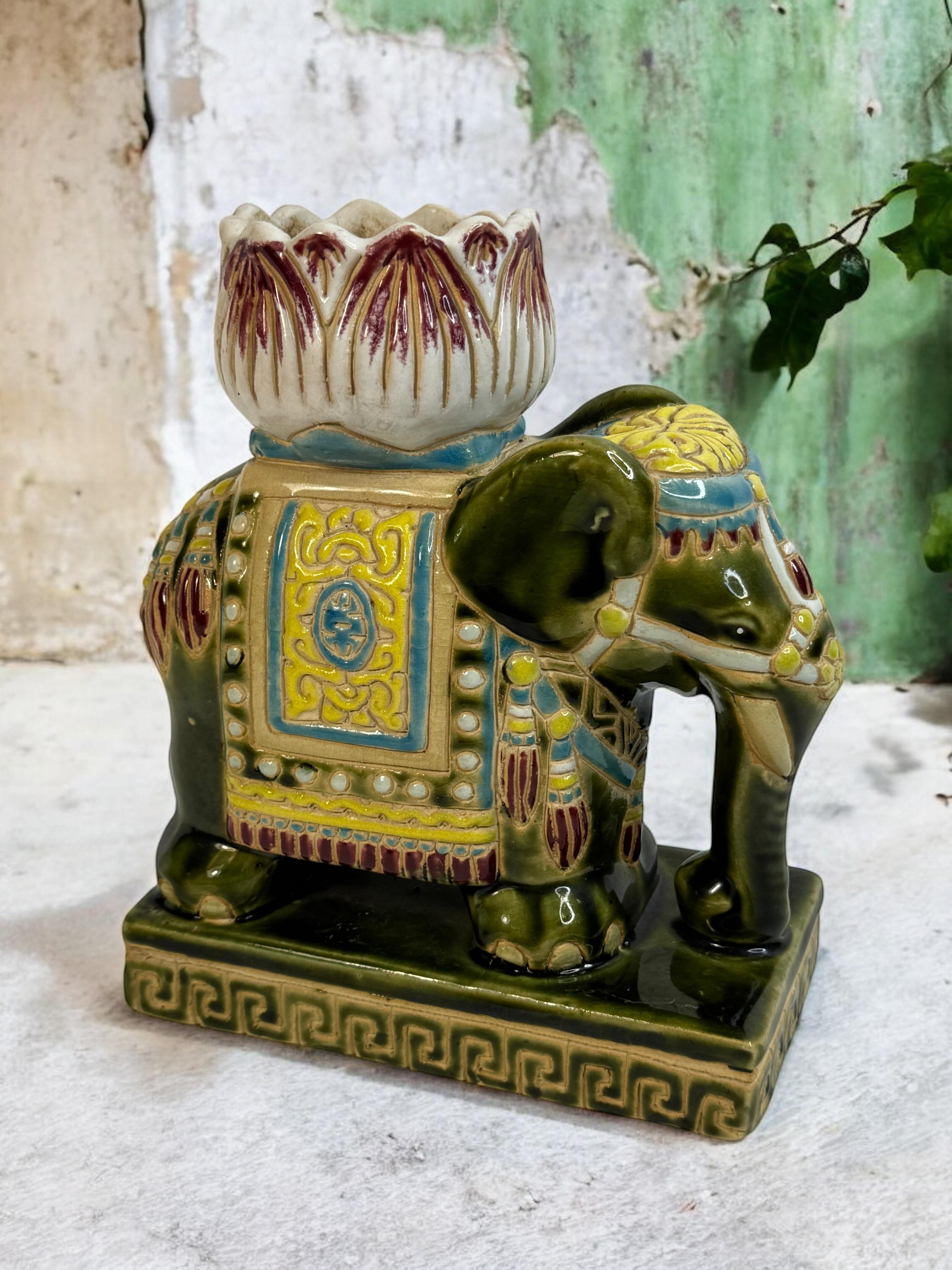Un piccolo vaso da fiori a forma di elefante in ceramica smaltata della metà del XX secolo. Realizzato a mano in ceramica. Una bella aggiunta alla tua casa, al patio o al giardino. Trovato in una vendita immobiliare a Norimberga, in Germania. In