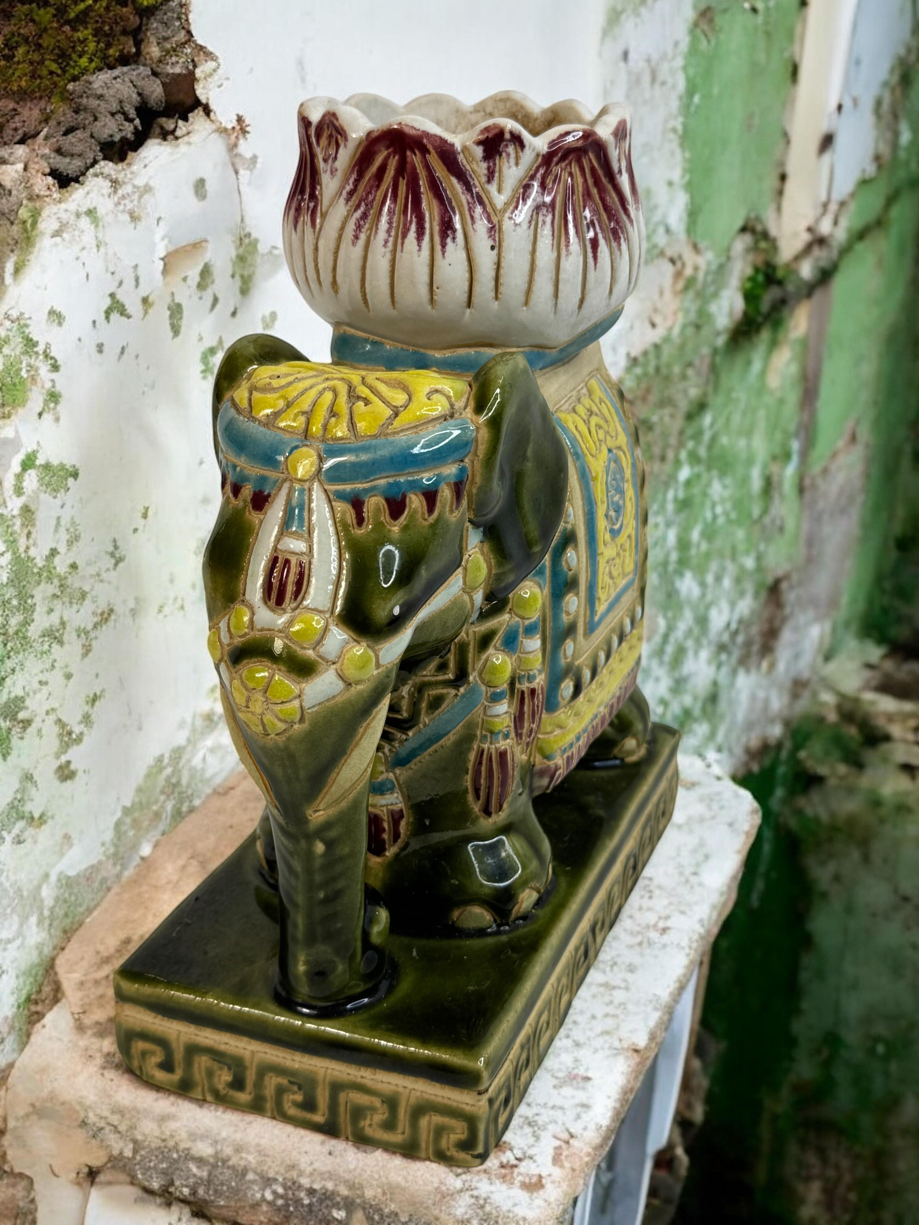 Smaltato Petite Vintage Hollywood Regency Chinese Elephant Flower Pot, anni '60 in vendita