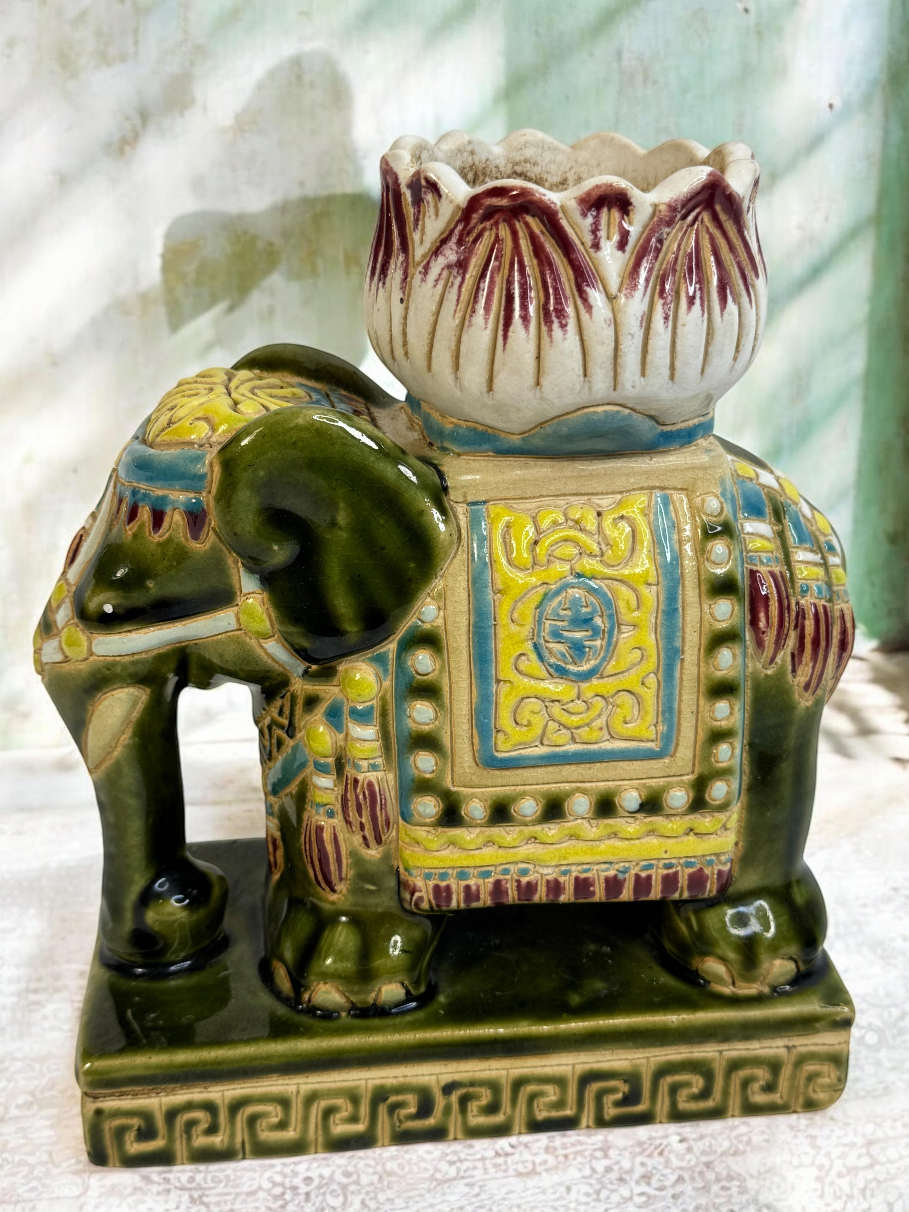 Metà XX secolo Petite Vintage Hollywood Regency Chinese Elephant Flower Pot, anni '60 in vendita