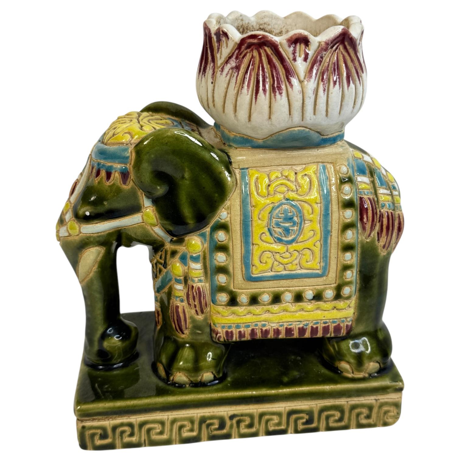 Ceramica Petite Vintage Hollywood Regency Chinese Elephant Flower Pot, anni '60 in vendita