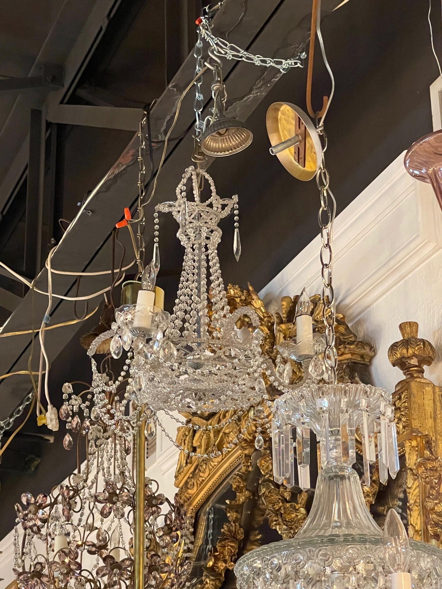 Italienischer 3-Licht-Kronleuchter aus Kristall mit Perlen im Vintage-Stil im Angebot 2