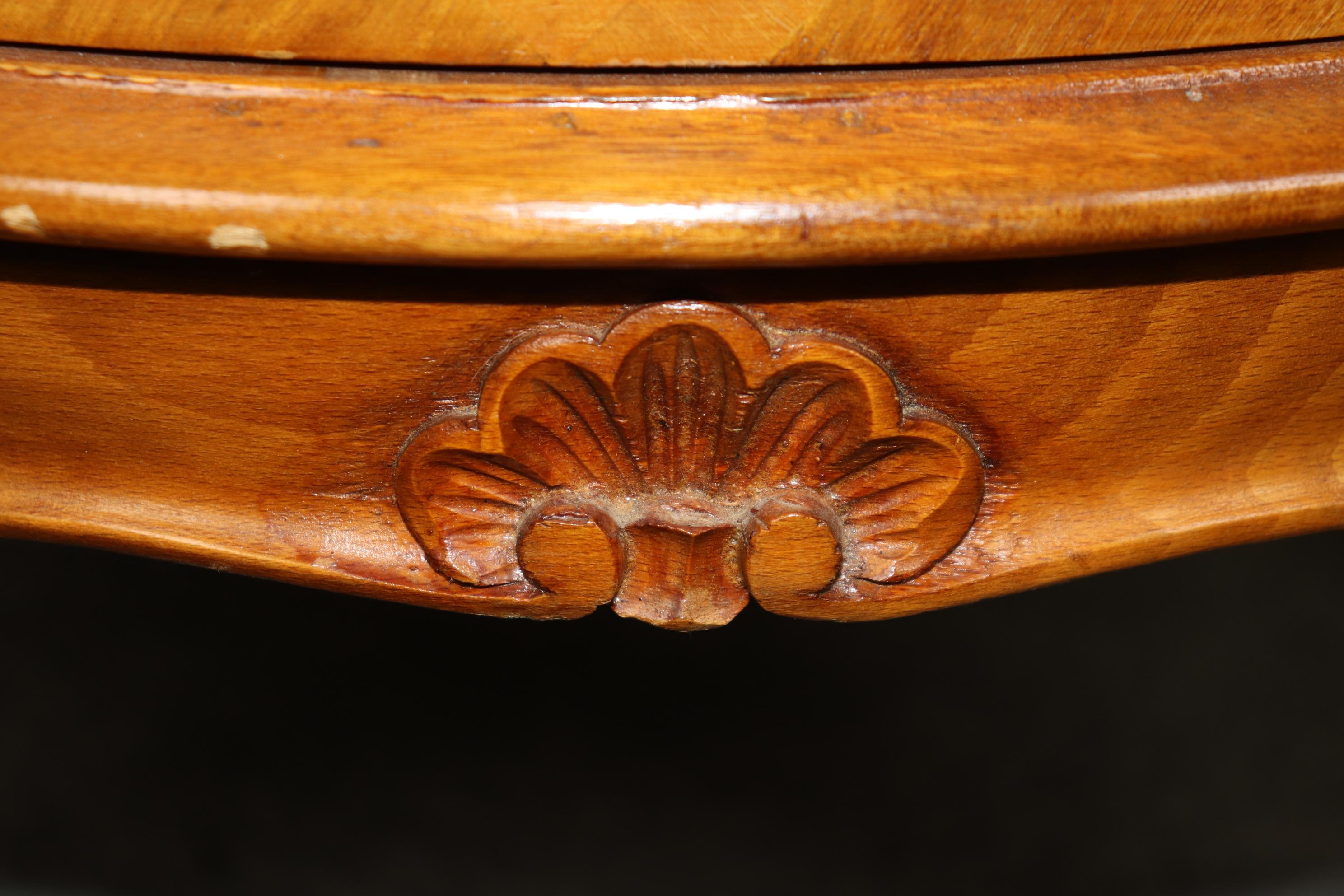 Petite Vintage Italienisch Bombe Italienisch Zwei Schubladen Parkett Kommode im Angebot 3