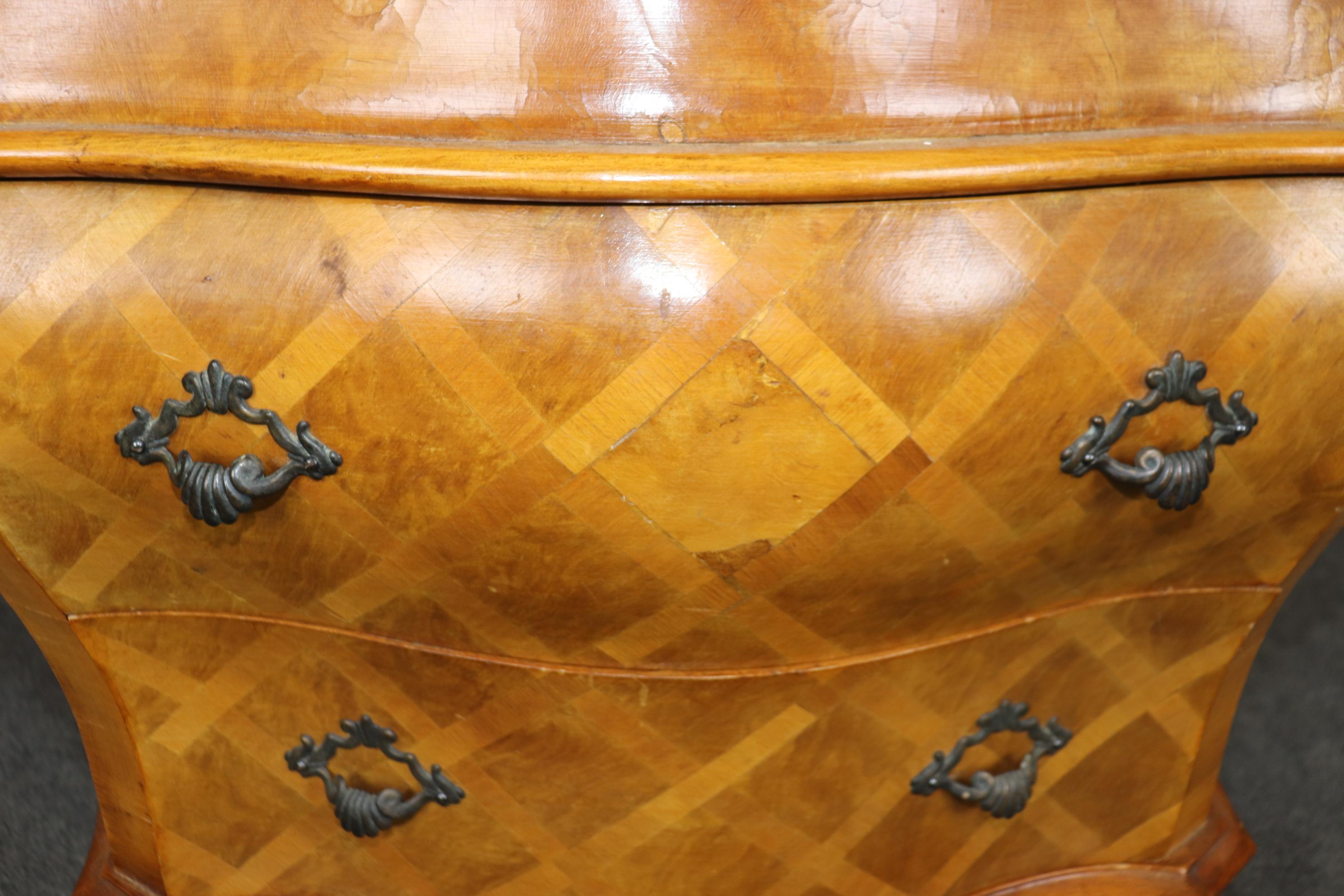 Petite Vintage Italienisch Bombe Italienisch Zwei Schubladen Parkett Kommode im Angebot 5