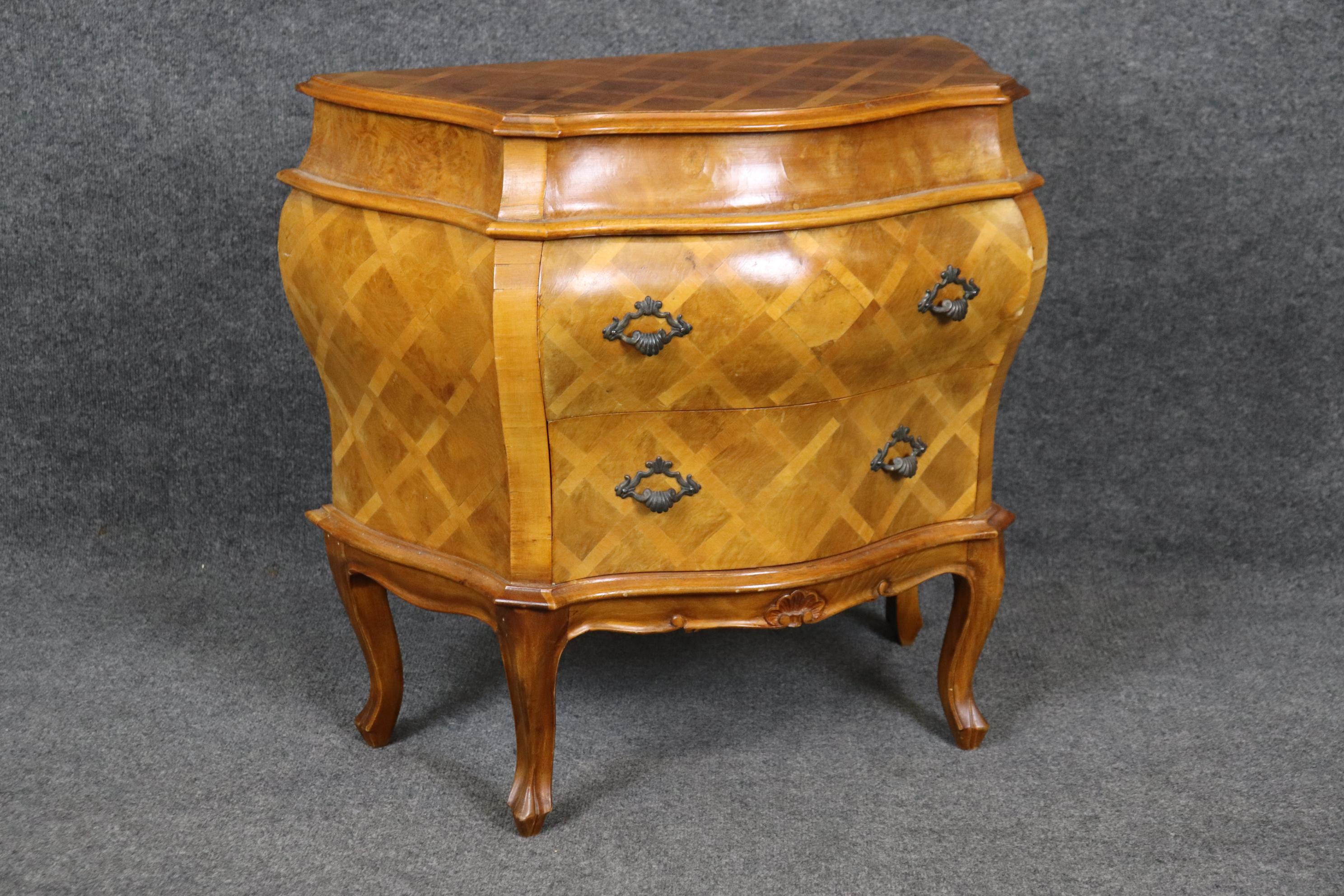 Abmessungen - H: 15 1/4 in B: 31 in T: 27 3/4 in

Diese Vintage Italian Bombe Italian 2 Drawer Parquetry Chest of Drawers wurde mit Qualität im Sinn gemacht! Wenn Sie sich die Fotos ansehen, werden Sie die schön gearbeiteten