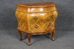 Petite commode italienne bombée vintage à deux tiroirs en parqueterie