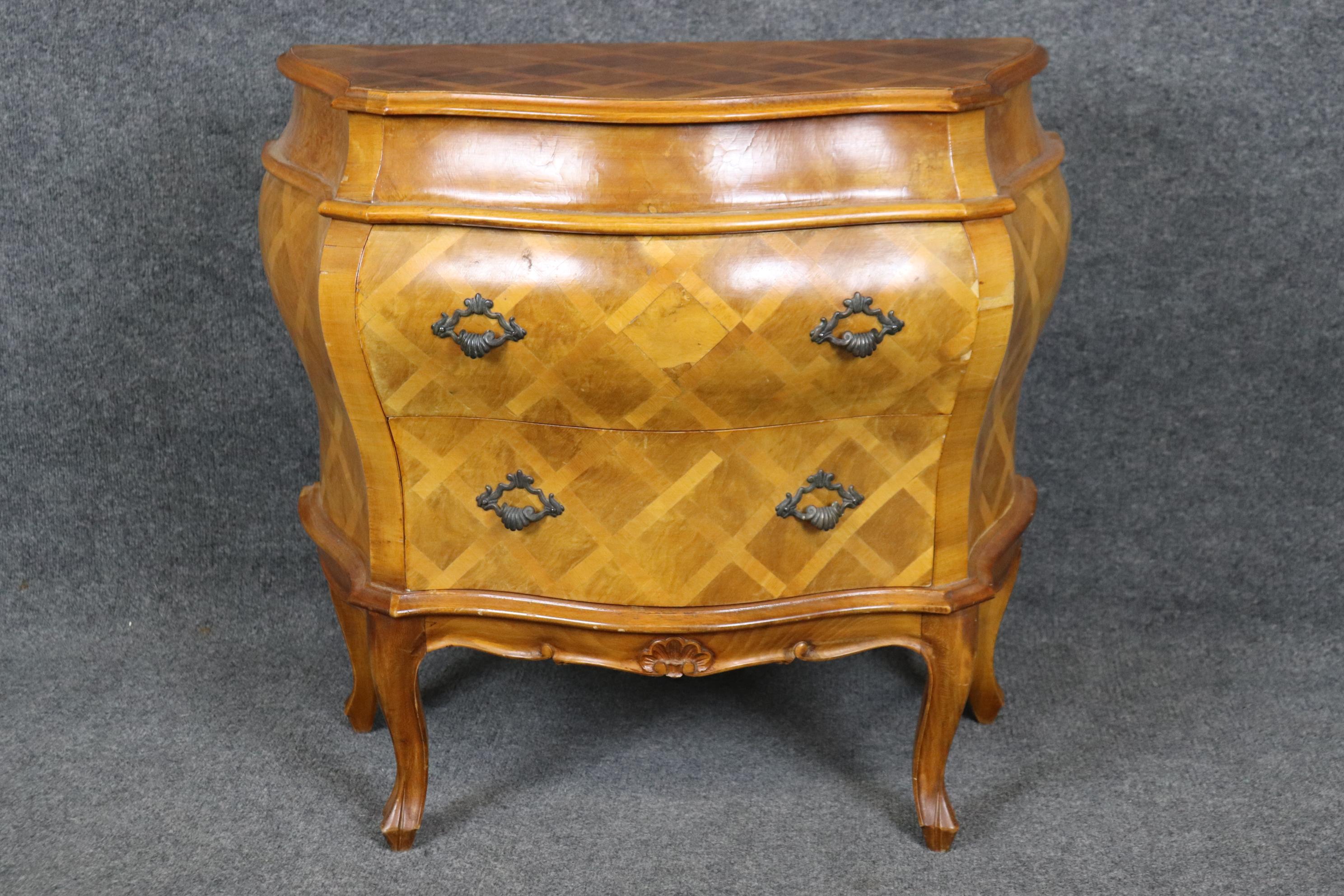 Petite Vintage Italienisch Bombe Italienisch Zwei Schubladen Parkett Kommode (Sonstiges) im Angebot