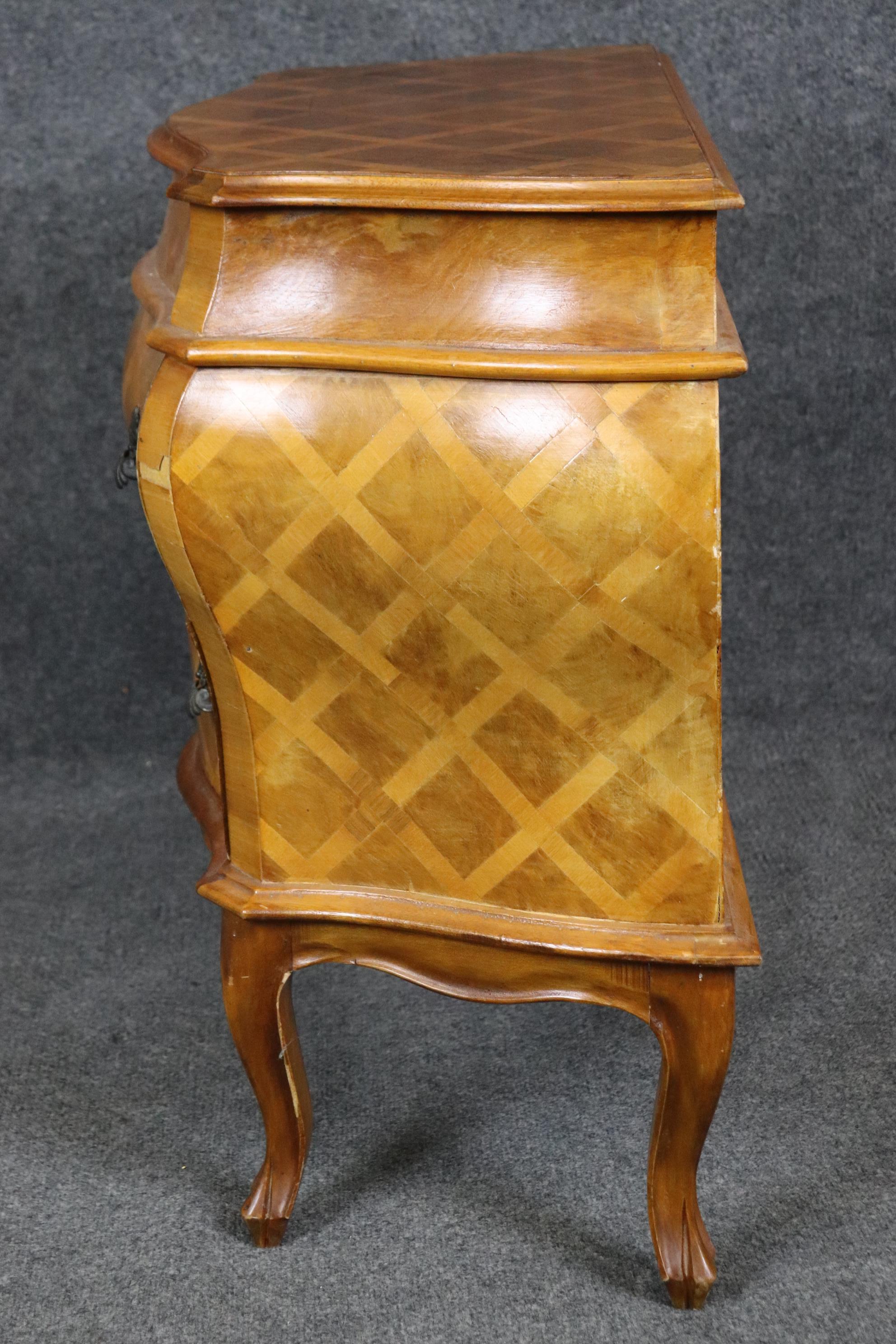 Petite Vintage Italienisch Bombe Italienisch Zwei Schubladen Parkett Kommode (Gegossen) im Angebot