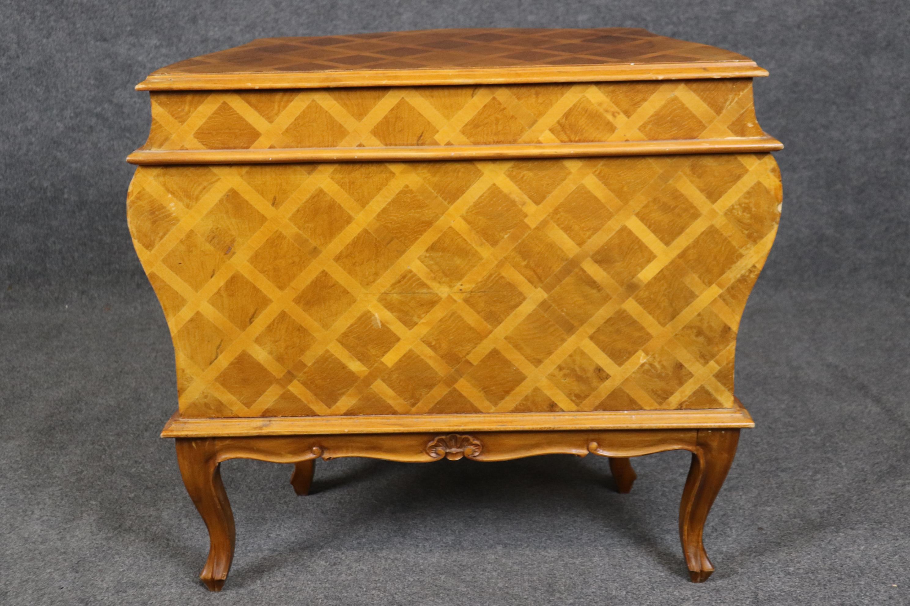 Petite Vintage Italienisch Bombe Italienisch Zwei Schubladen Parkett Kommode im Zustand „Gut“ im Angebot in Swedesboro, NJ