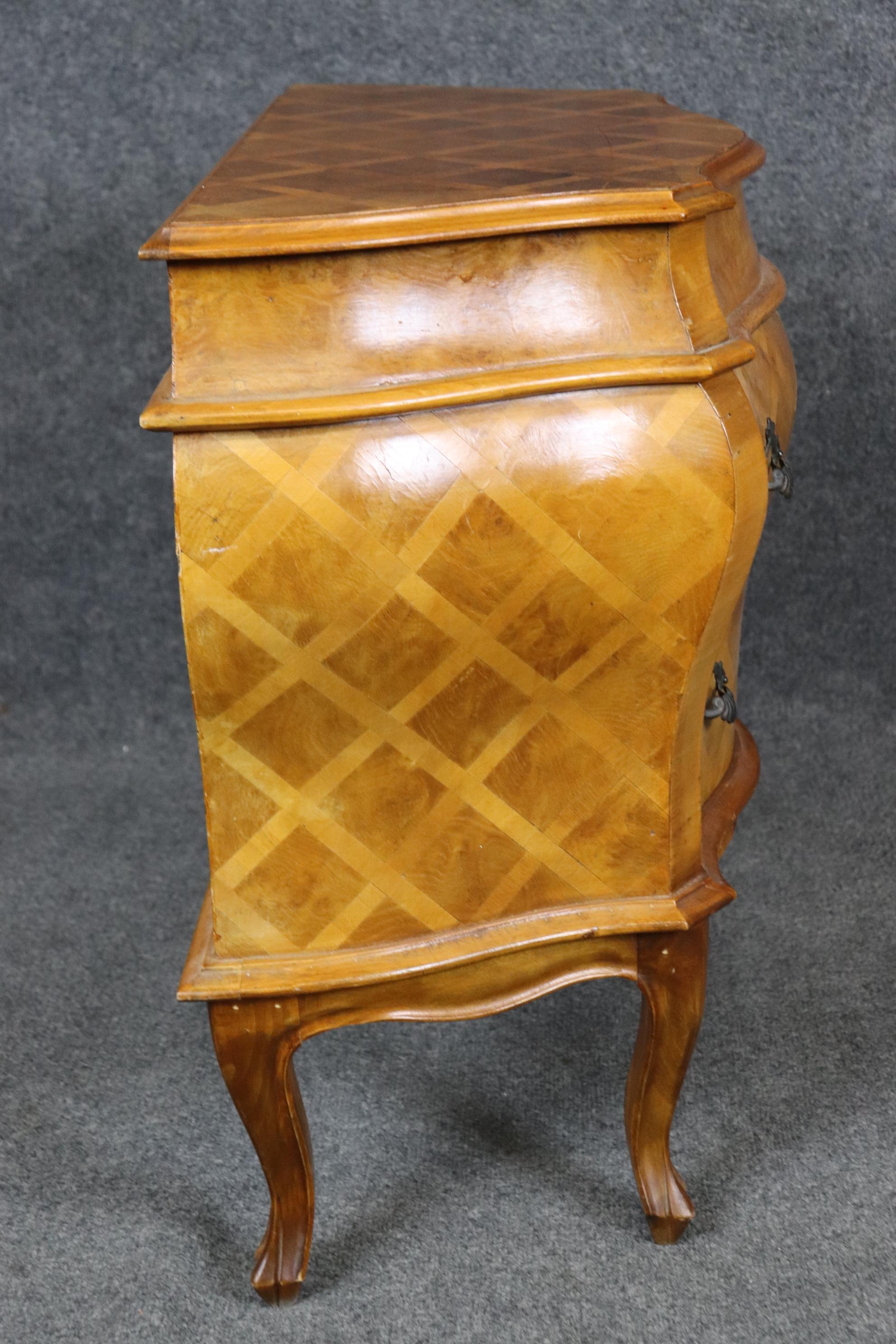Petite Vintage Italienisch Bombe Italienisch Zwei Schubladen Parkett Kommode (20. Jahrhundert) im Angebot